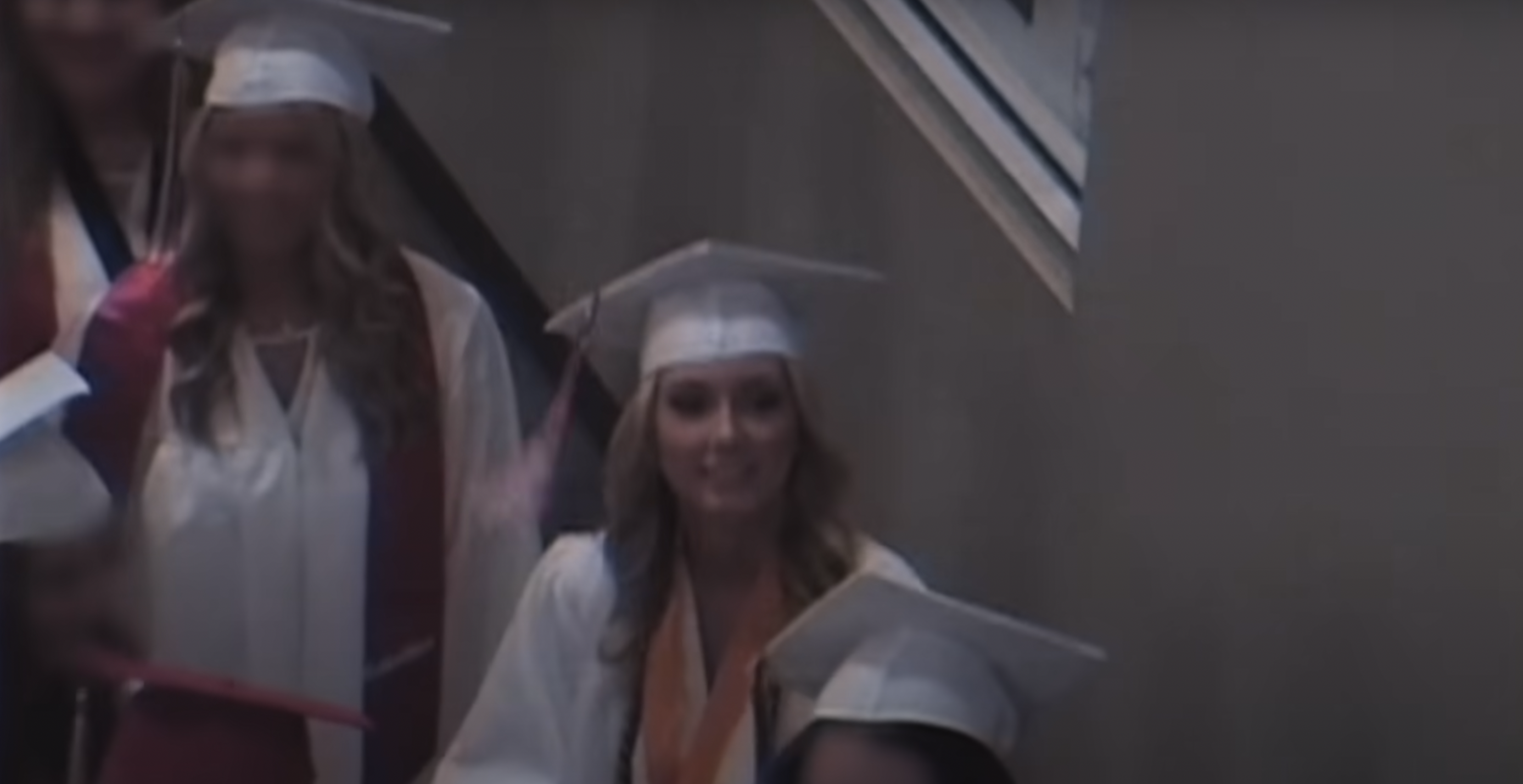 Hailie Jade se gradúa en la universidad en un clip subido el 3 de octubre de 2024 | Fuente: YouTube/EminemMusic