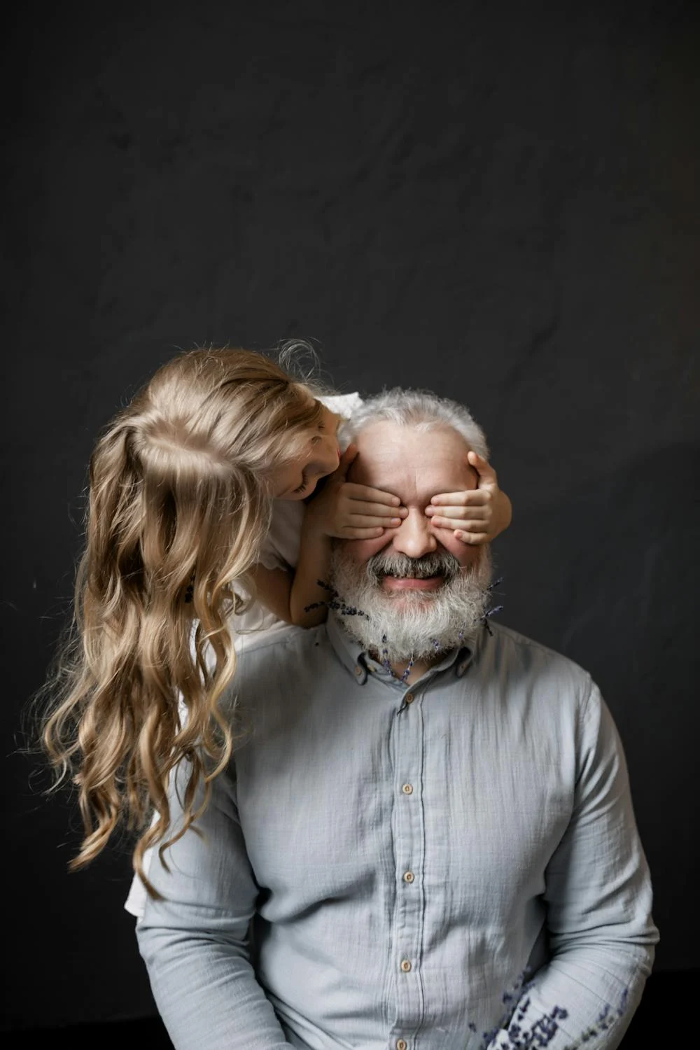 Un abuelo y su nieta | Fuente: Pexels