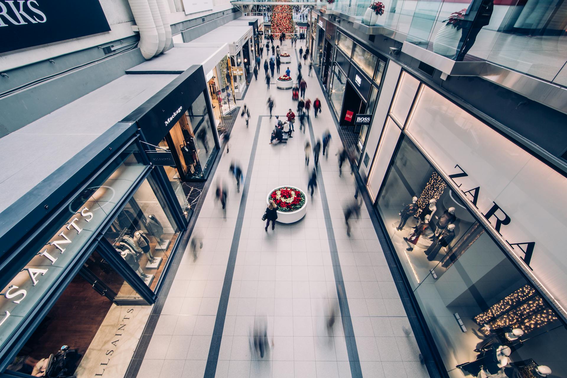 Gente en un centro comercial | Fuente: Pexels