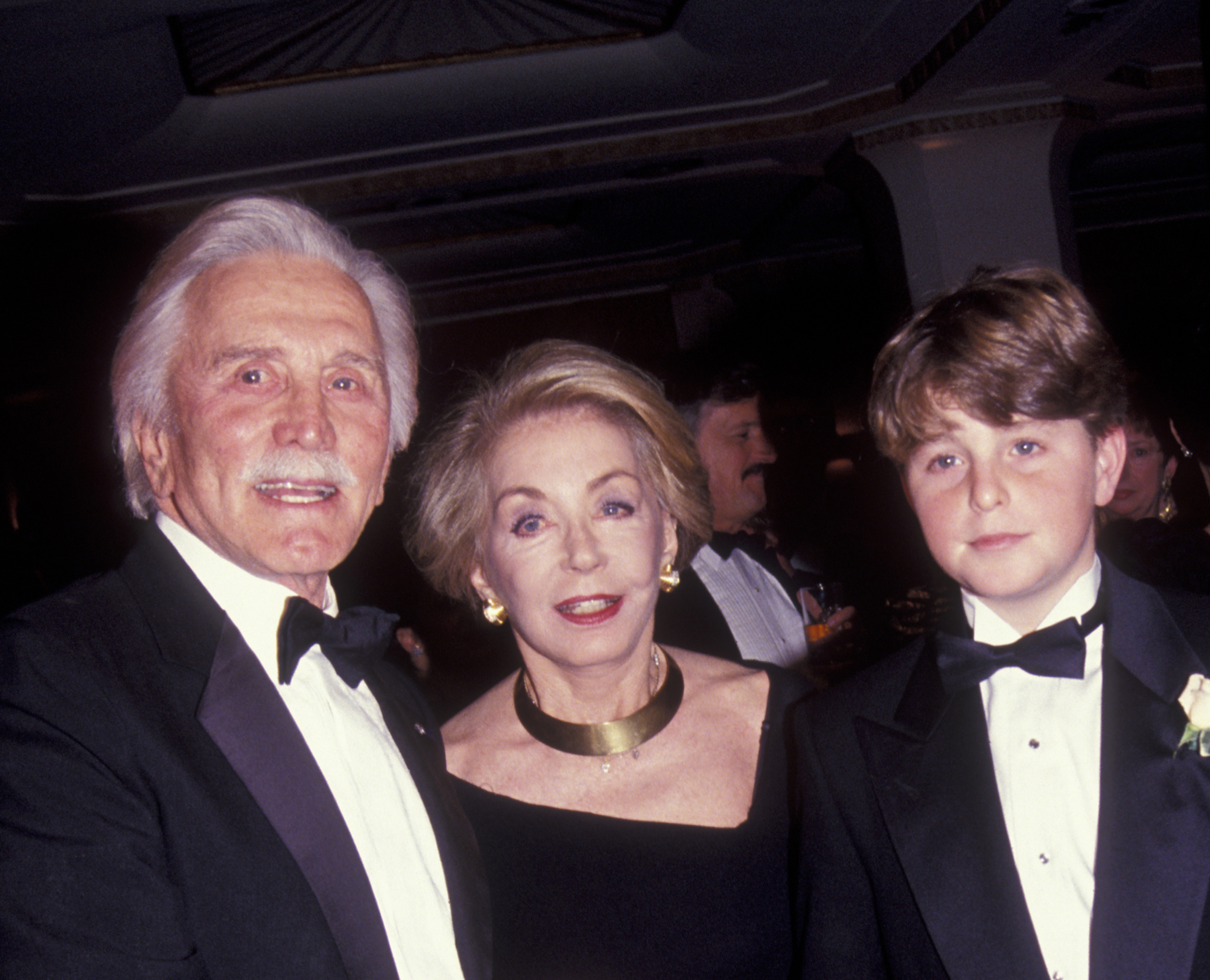 Kirk, Anne y Cameron Douglas asisten a los Octavos Premios Humanitarios Anuales de la Cruz Roja el 13 de noviembre de 1991, en Nueva York. | Fuente: Getty Images