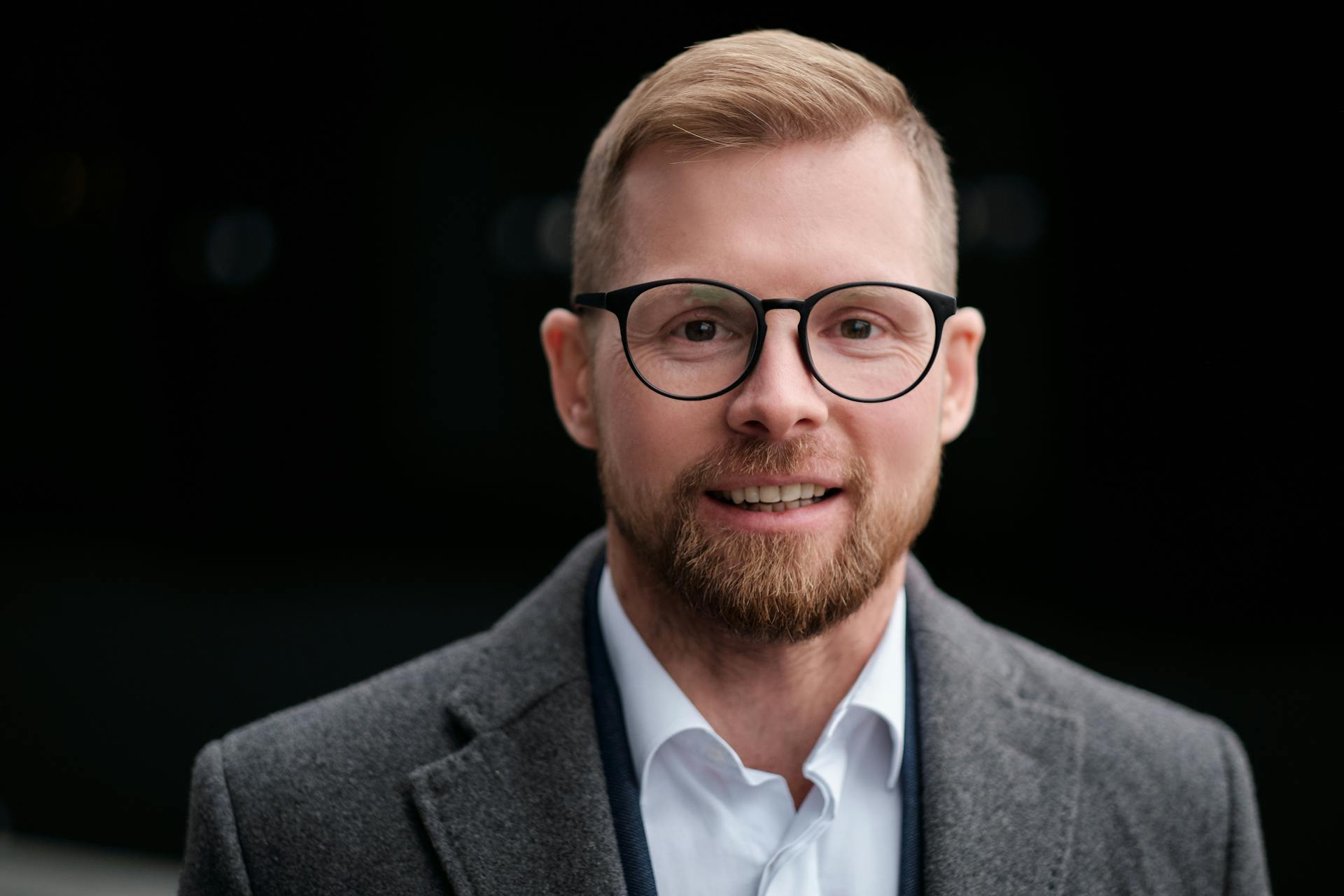 Un hombre sonriendo | Fuente: Pexels