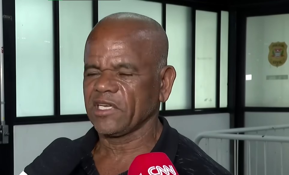 Padre de Lourivaldo hace declaraciones a la prensa. | Foto: YouTube/CNN Brasil