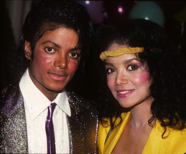 Michael Jackson y LaToya Jackson en la fiesta de cumpleaños de su madre Katherine Jackson en Los Ángeles, California. | Foto: Getty Images