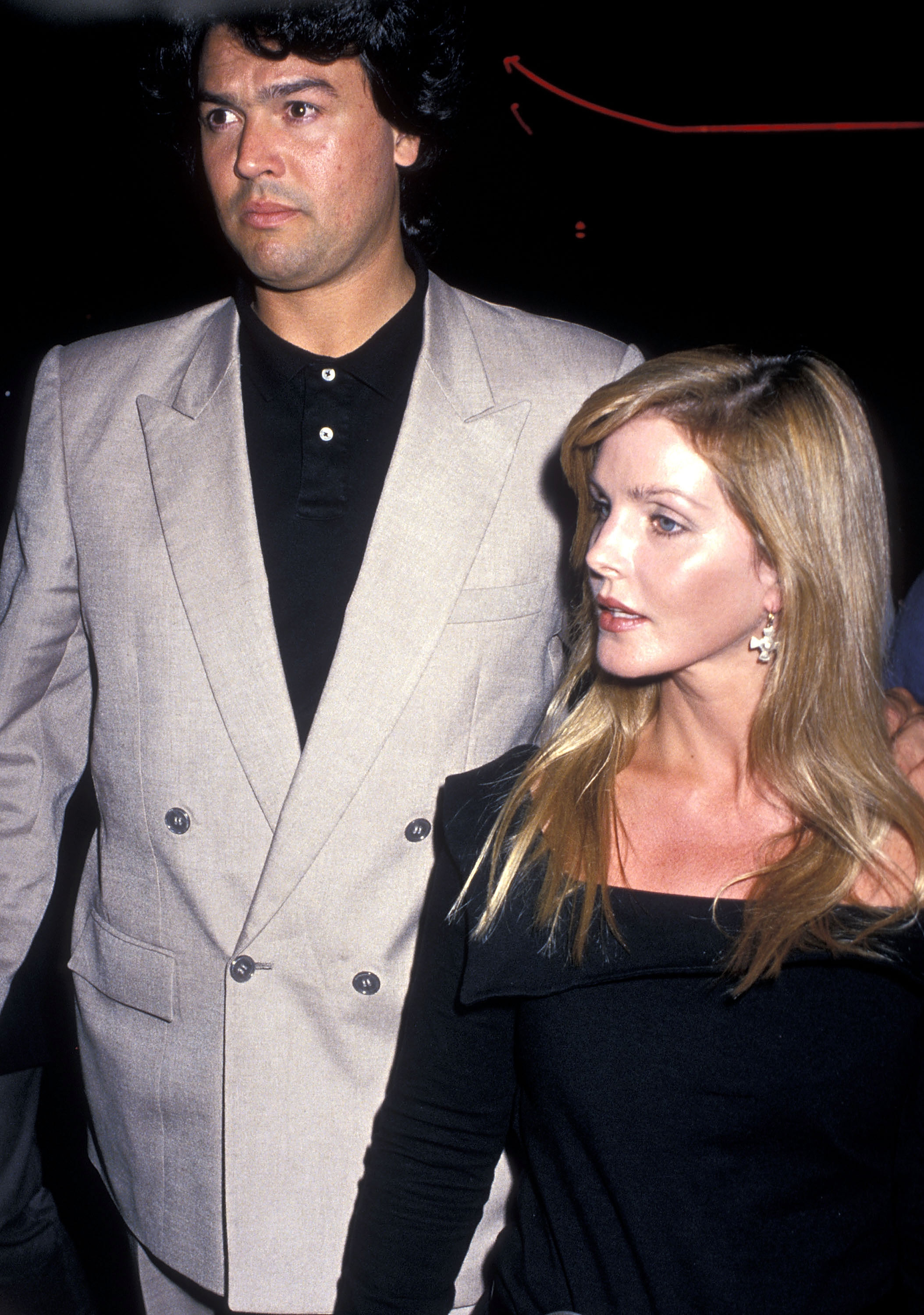 Priscilla Presley y Marco Garibaldi en el estreno de "Lethal Weapon 2" en Hollywood, en el Mann's Chinese Theatre, el 5 de julio de 1989 | Fuente: Getty Images