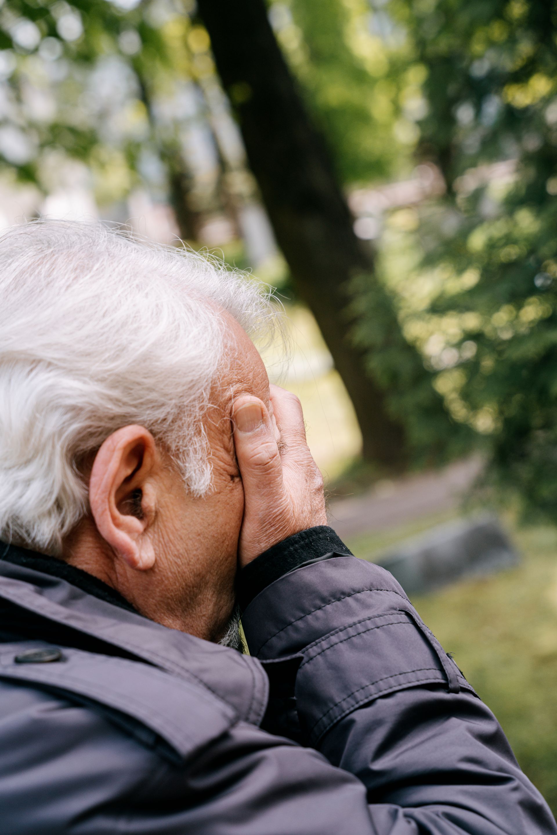 Hombre mayor llorando con su mano en el rostro | Fuente: Pexels