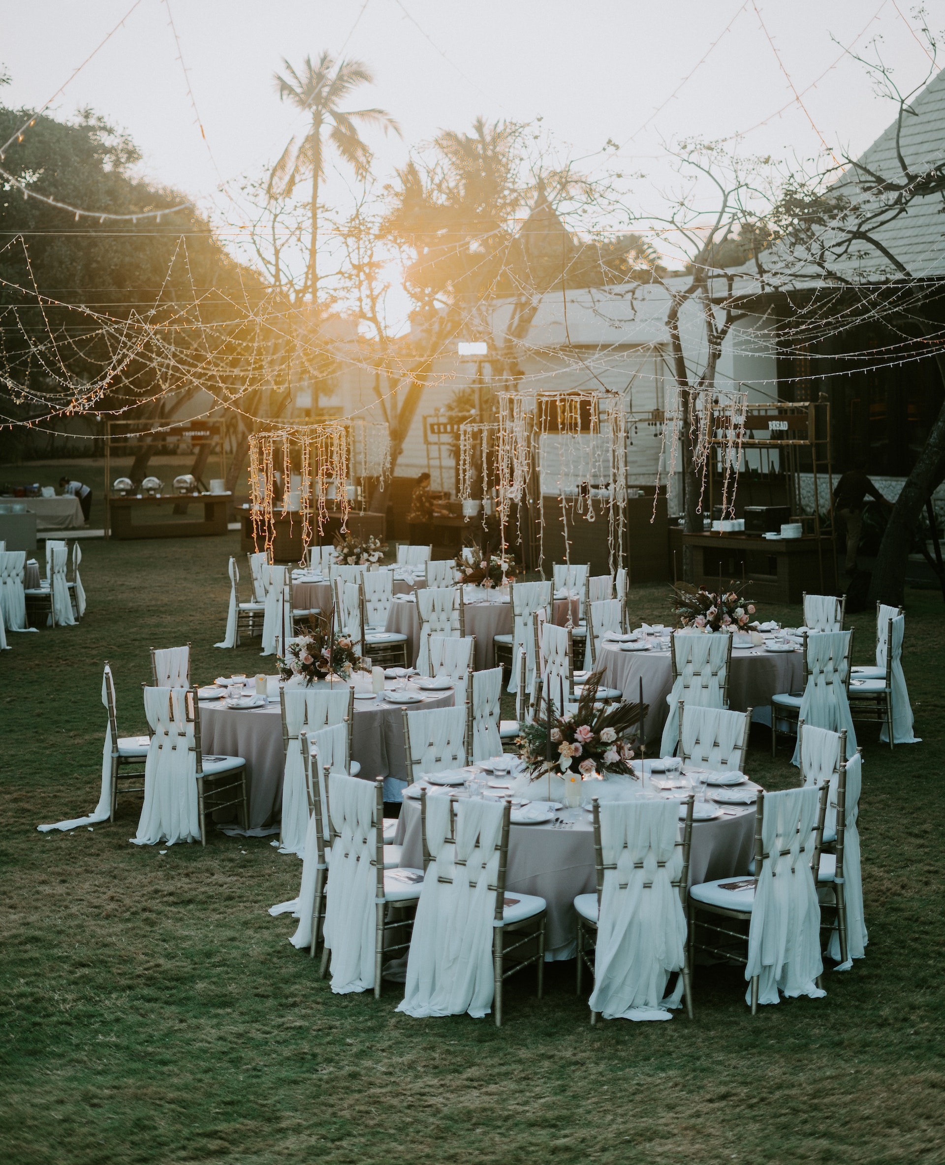 Arreglos para una boda al aire libre | Fuente: Pexels
