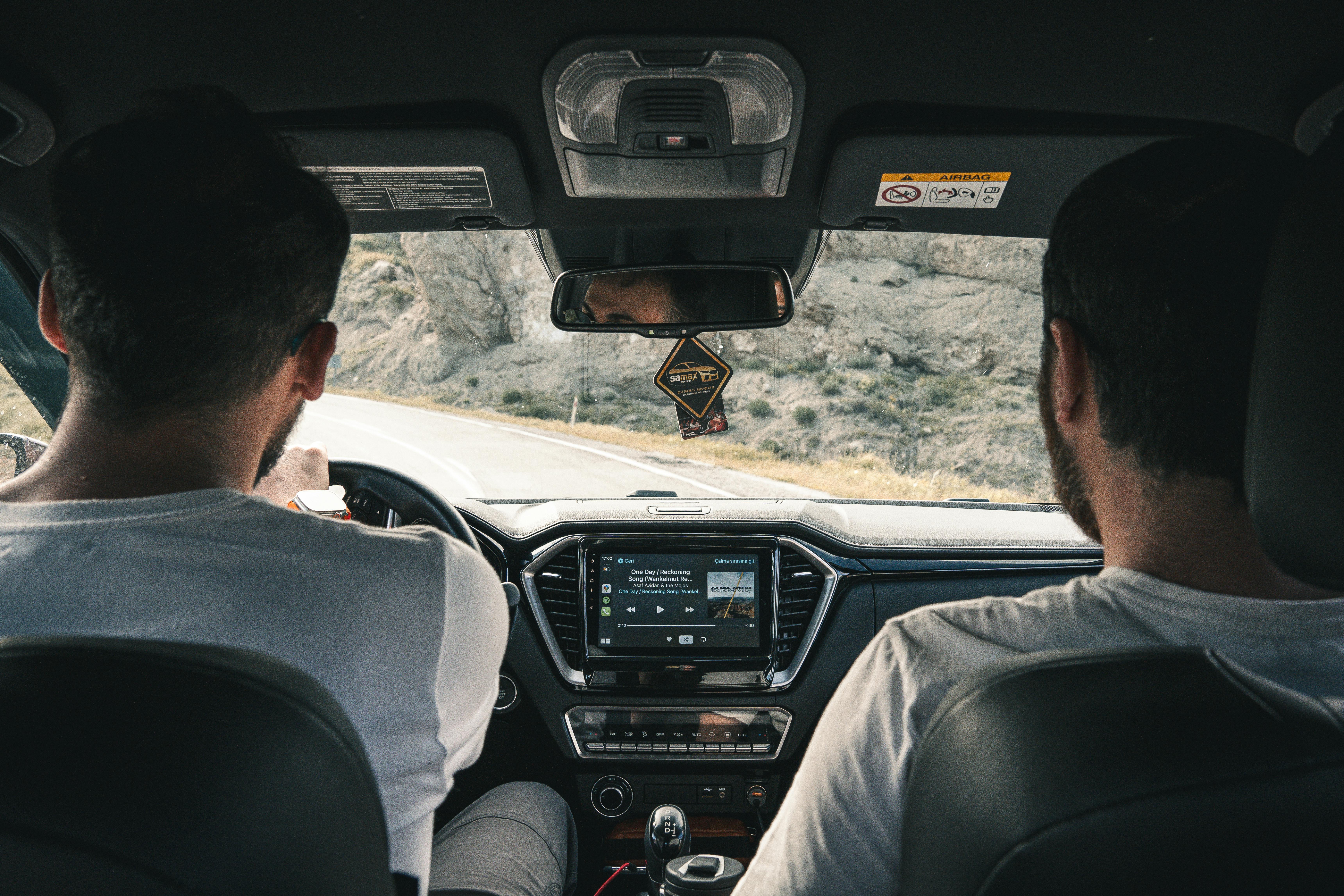 Dos hombres en un viaje por carretera | Fuente: Pexels