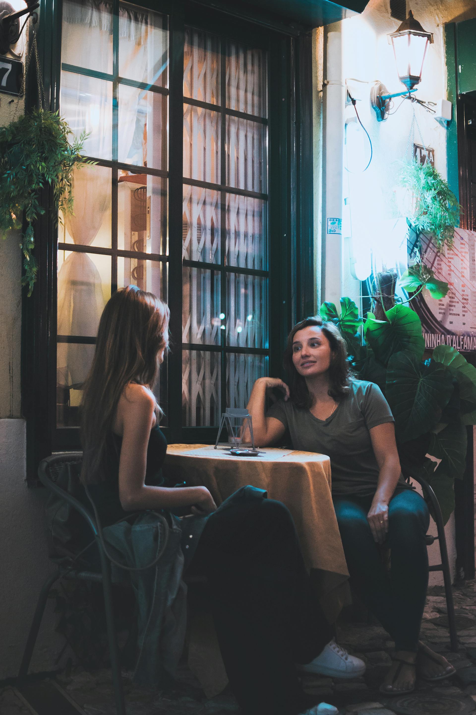 Dos mujeres charlando en un café al aire libre | Fuente: Pexels