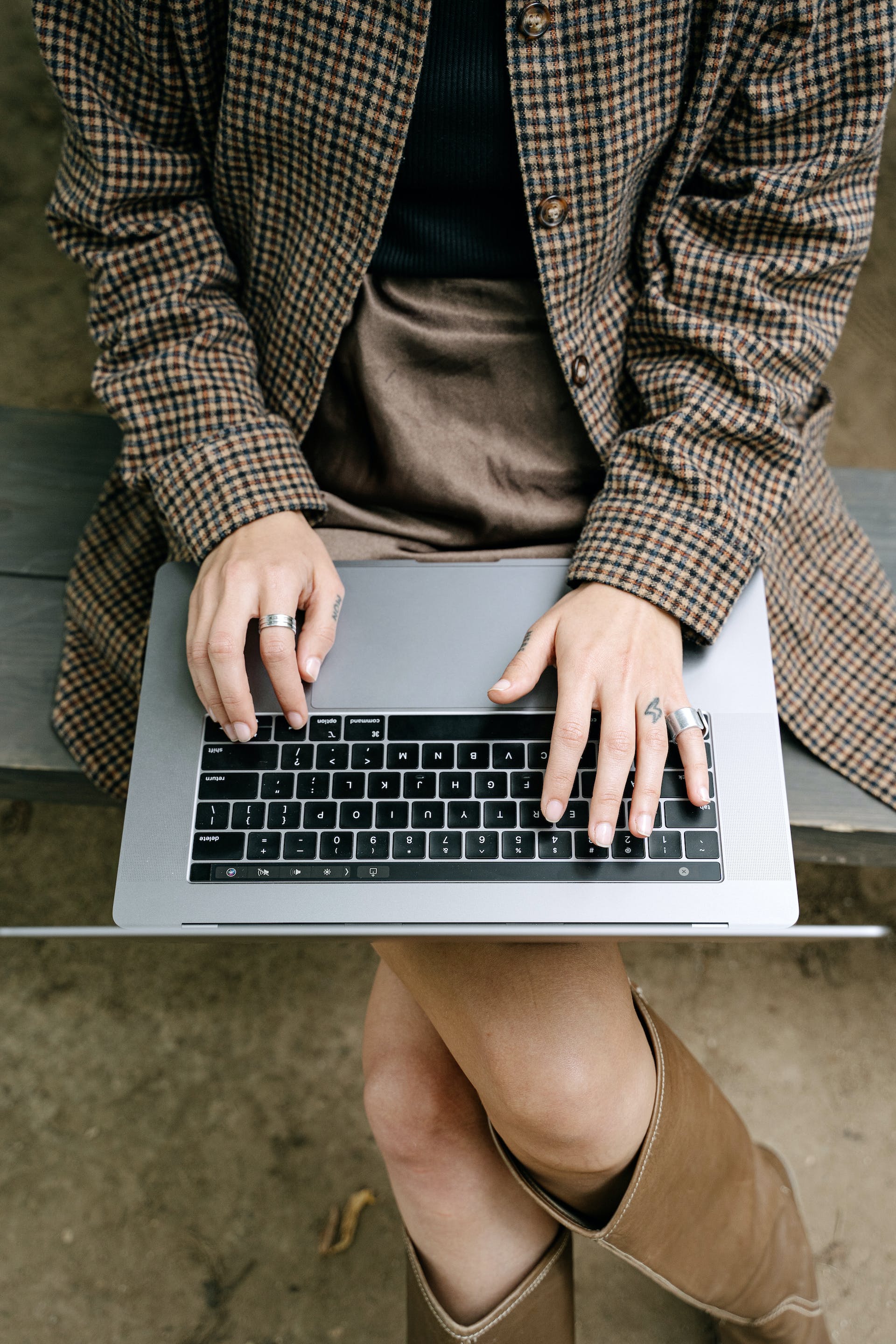 Una mujer utilizando un ordenador portátil | Fuente: Pexels