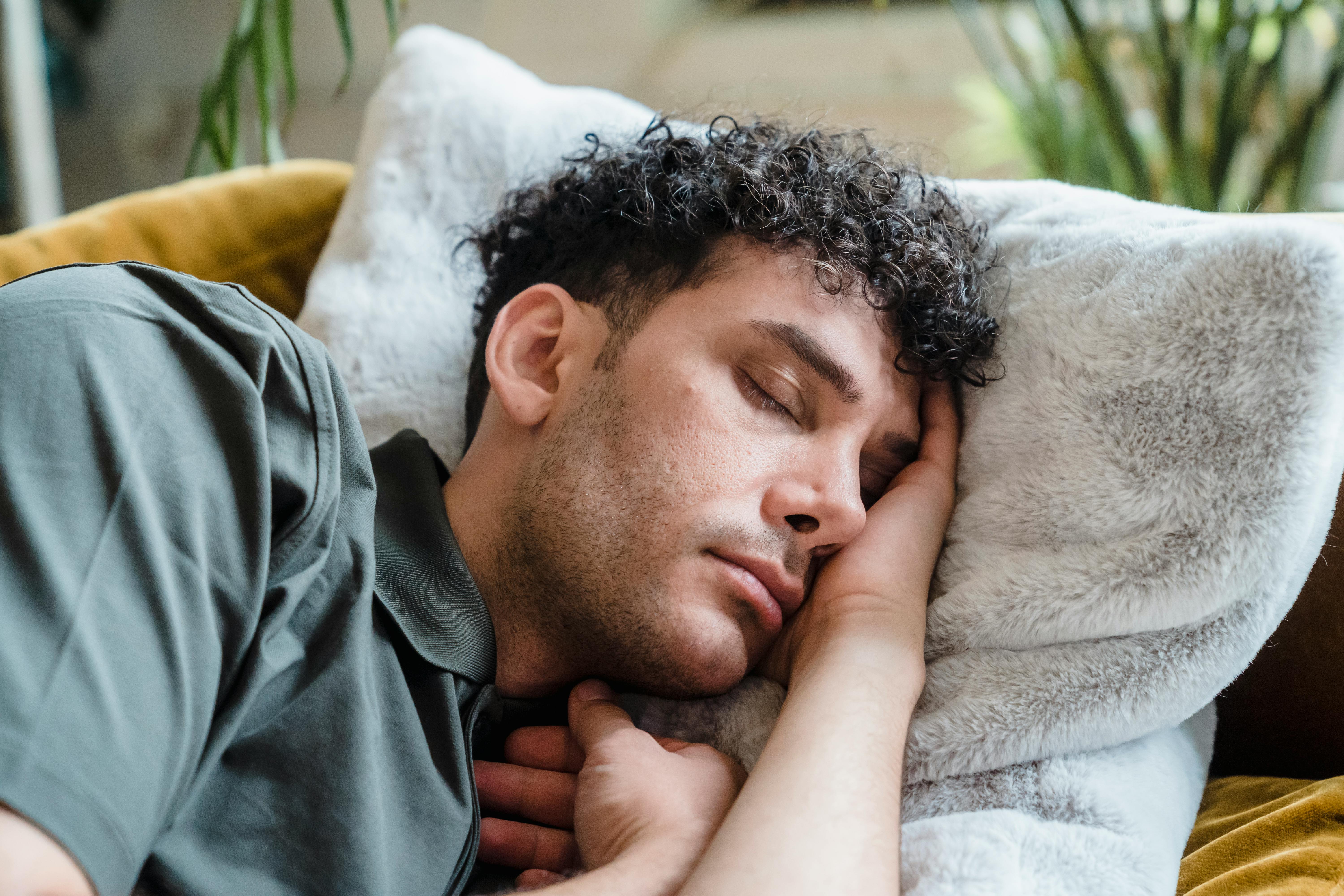 Hombre durmiendo en un sofá | Fuente: Pexels