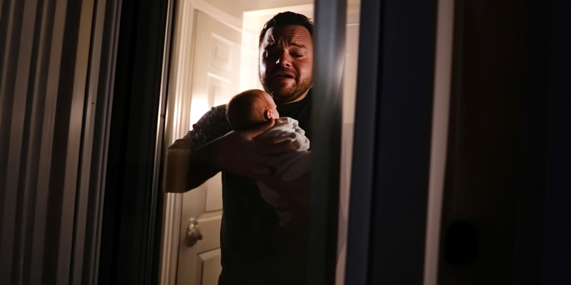 Un hombre alterado con un bebé en brazos | Fuente: The Celebritist