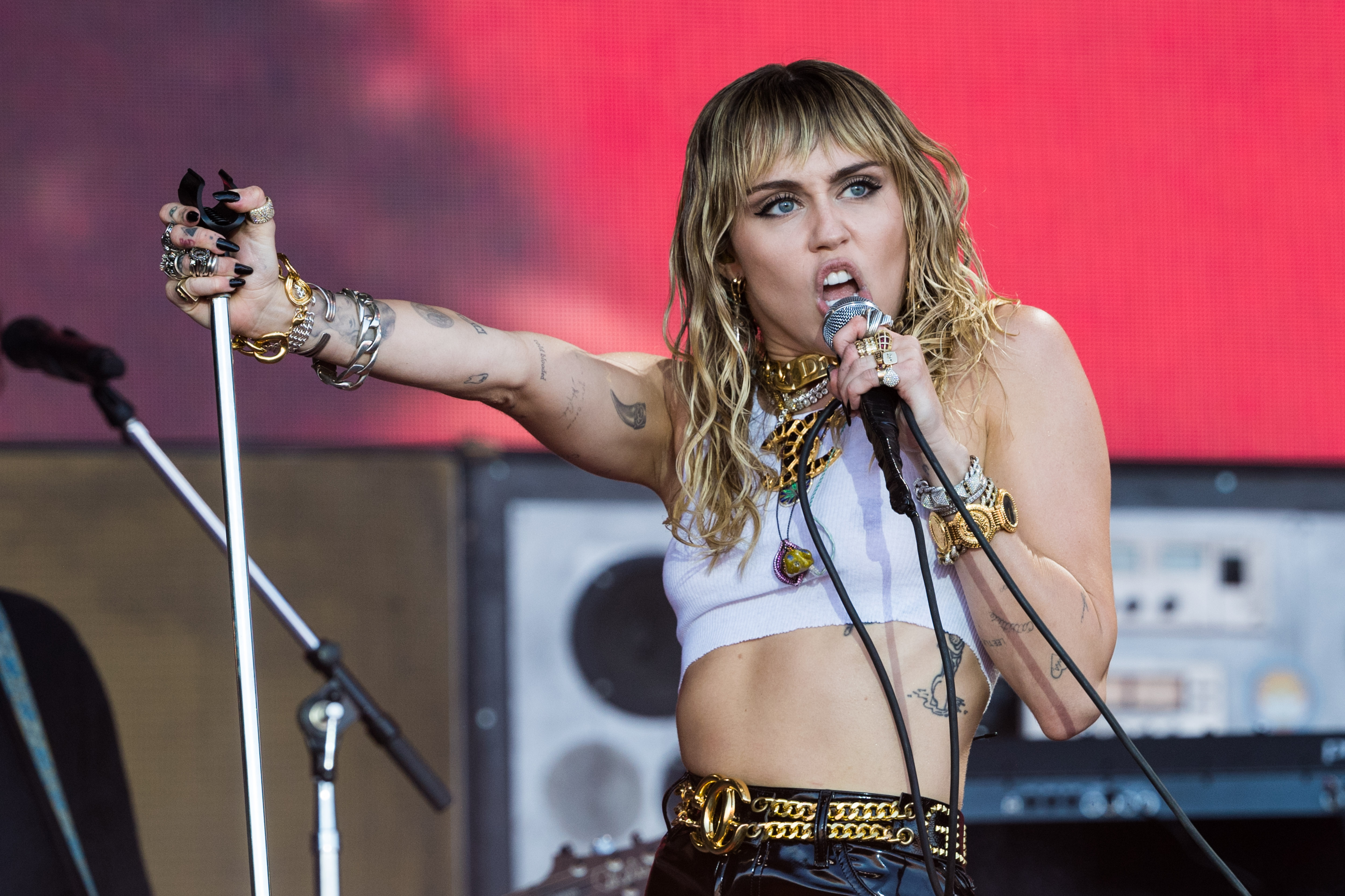 Miley Cyrus actúa en el Pyramid Stage durante el quinto día del Festival de Glastonbury en Worthy Farm en Pilton, Inglaterra, el 30 de junio de 2019 | Fuente: Getty Images