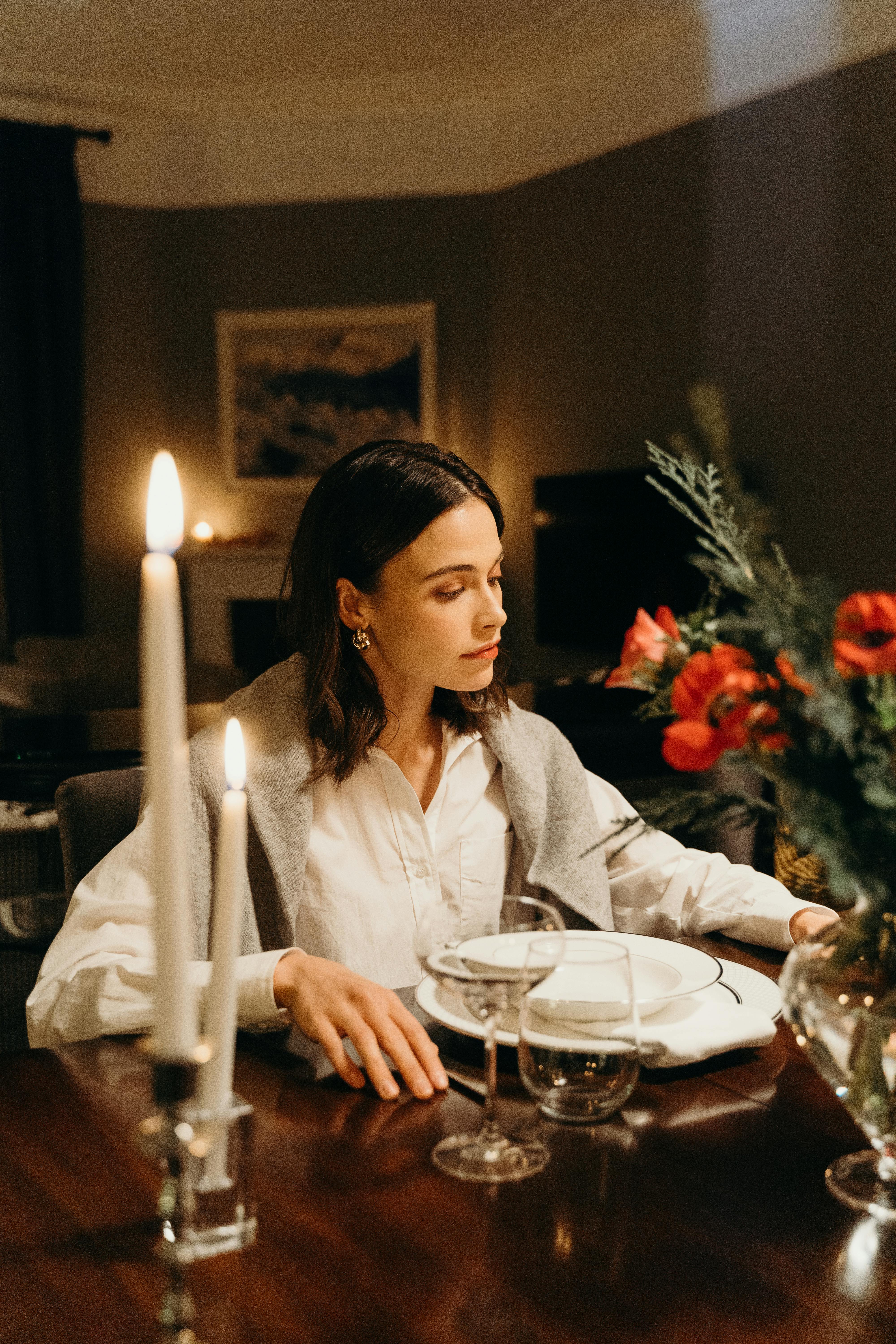 Una mujer en una mesa de comedor | Fuente: Pexels