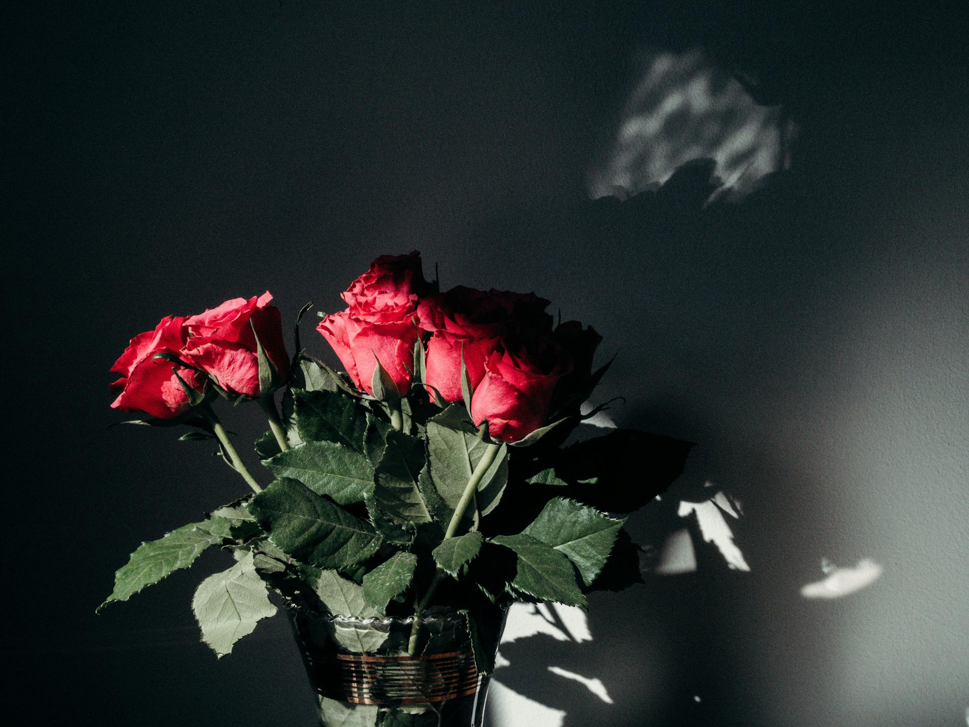 Rosas rojas en un jarrón | Fuente: Pexels