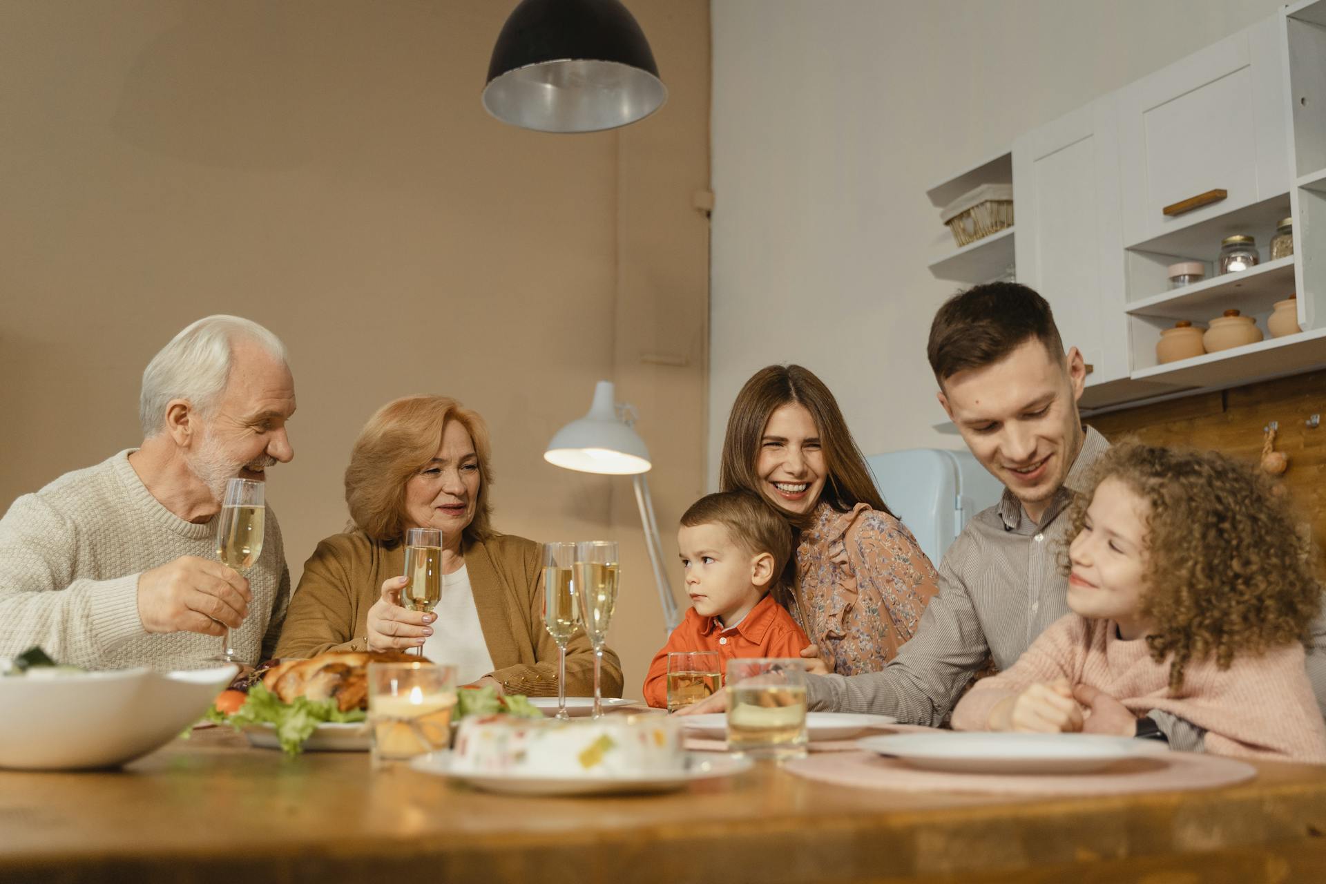 Una familia comiendo junta | Fuente: Shutterstock