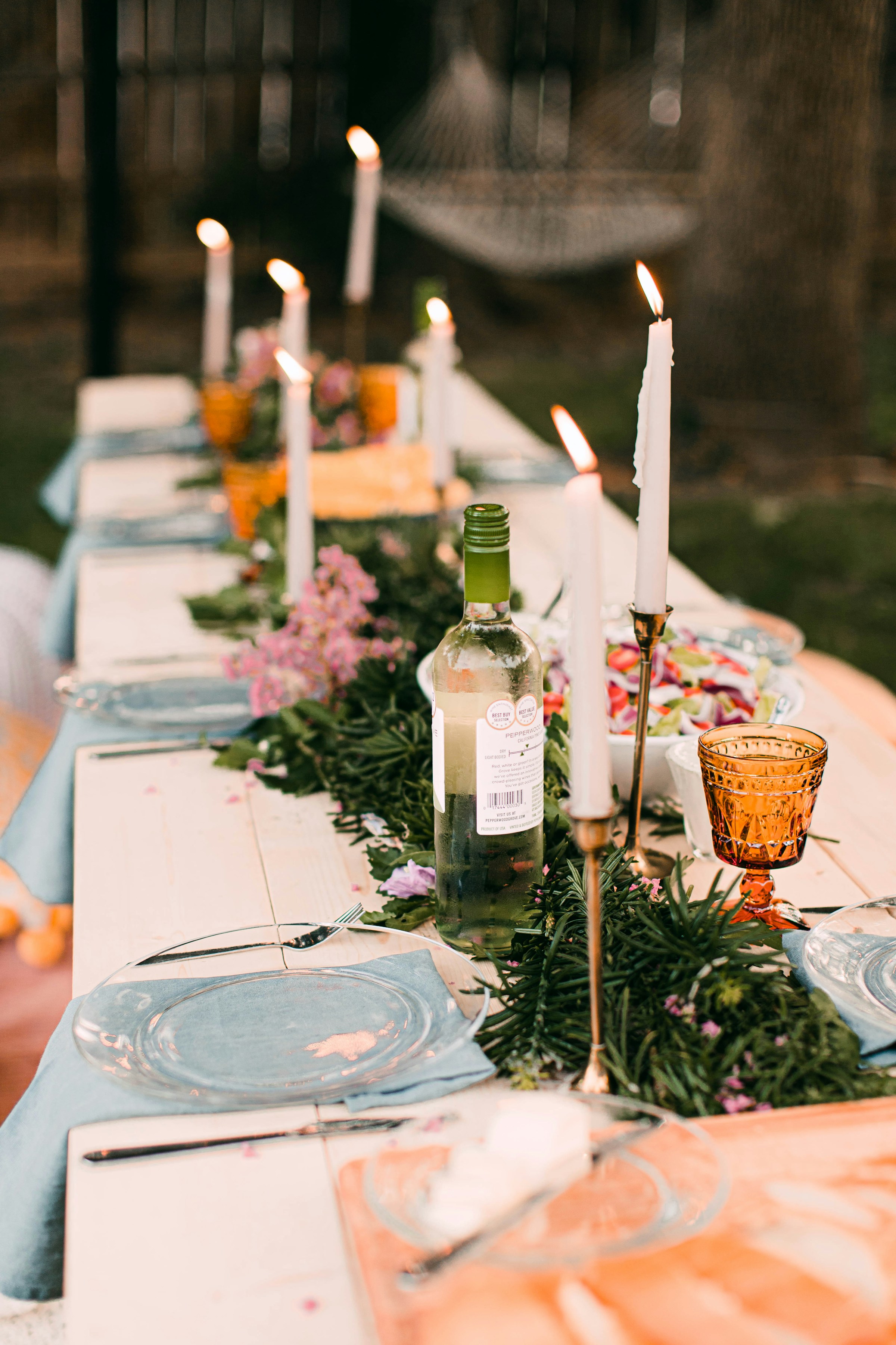 Una mesa al aire libre | Fuente: Unsplash