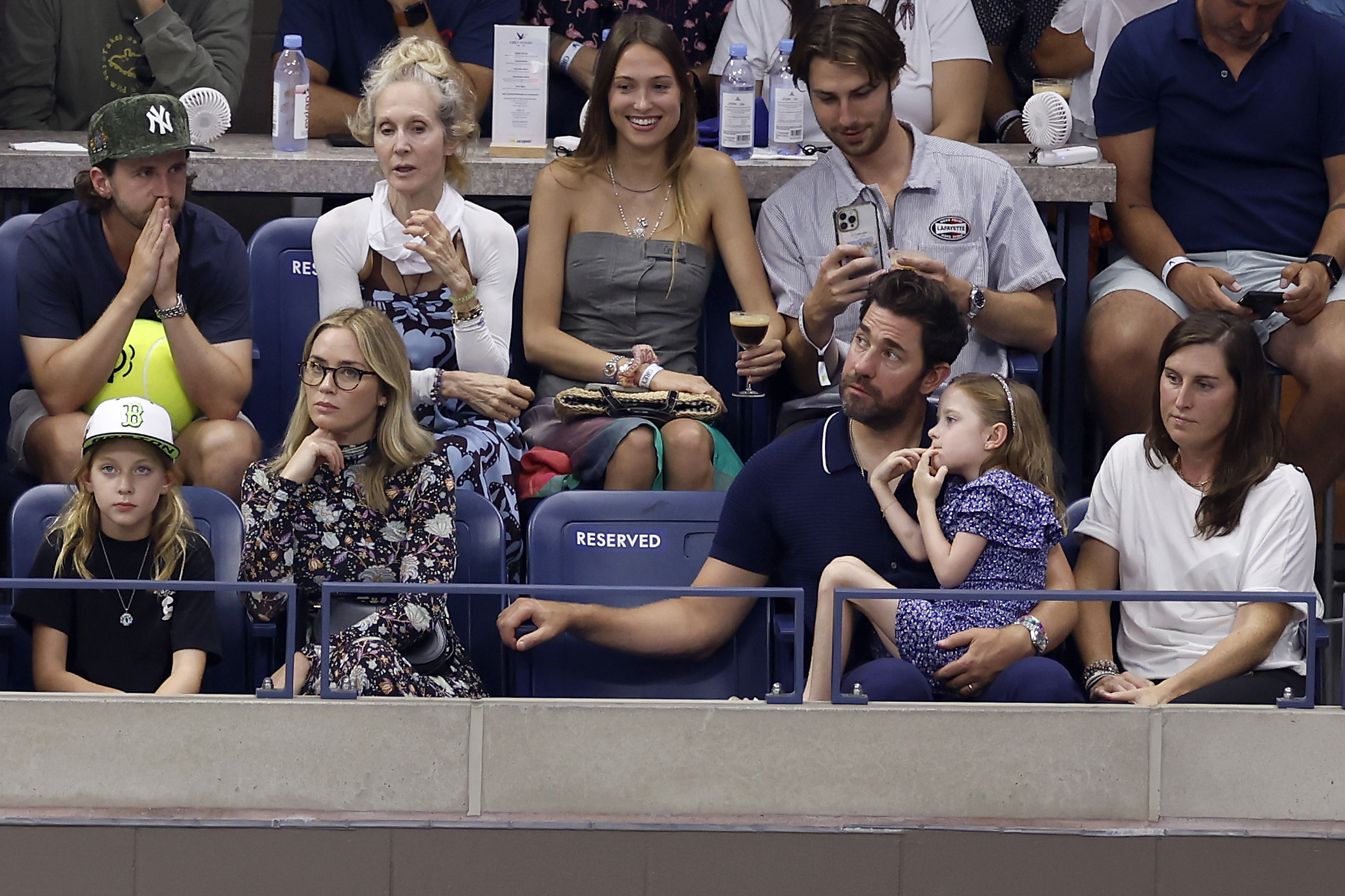 Emily Blunt y John Krasinski con sus hijas Hazel y Violet Krasinski. | Fuente: Getty Images