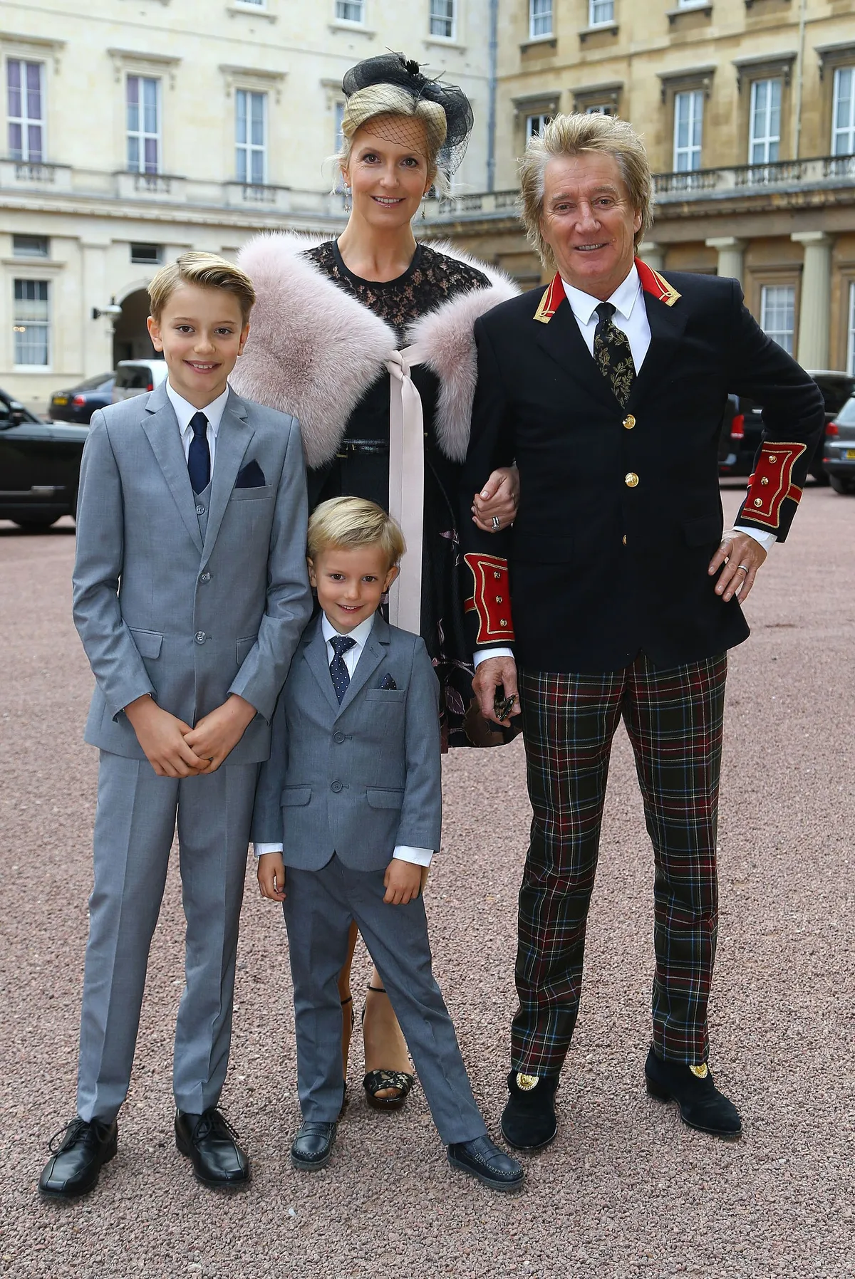 Rod Stewart y su esposa Penny Lancaster con sus hijos Alastair y Aiden en Londres en 2016 | Foto: Getty Images