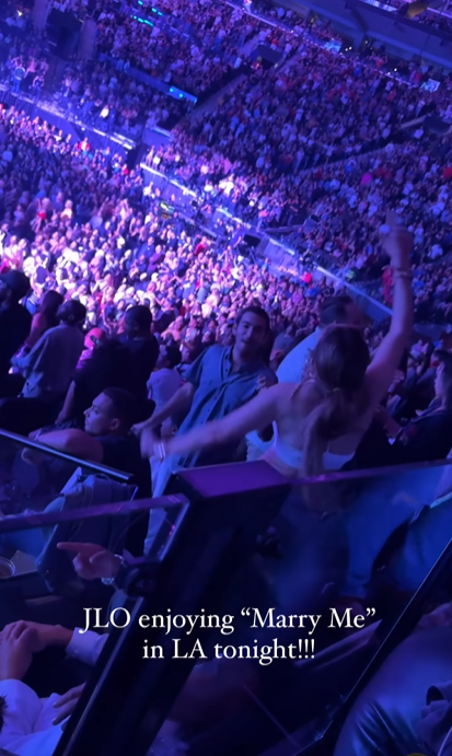 Jennifer Lopez mantiene la cabeza alta mientras baila al ritmo de la canción "Marry You" de Bruno Mars en su concierto en Los Ángeles, California, publicado en agosto de 2024 | Fuente: Instagram/itstetrisbish