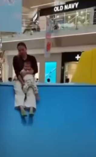 Itzamara se lanzó por la resbaladilla con su bebé de 10 meses. | Fuente: Facebook/La Silla Rota
