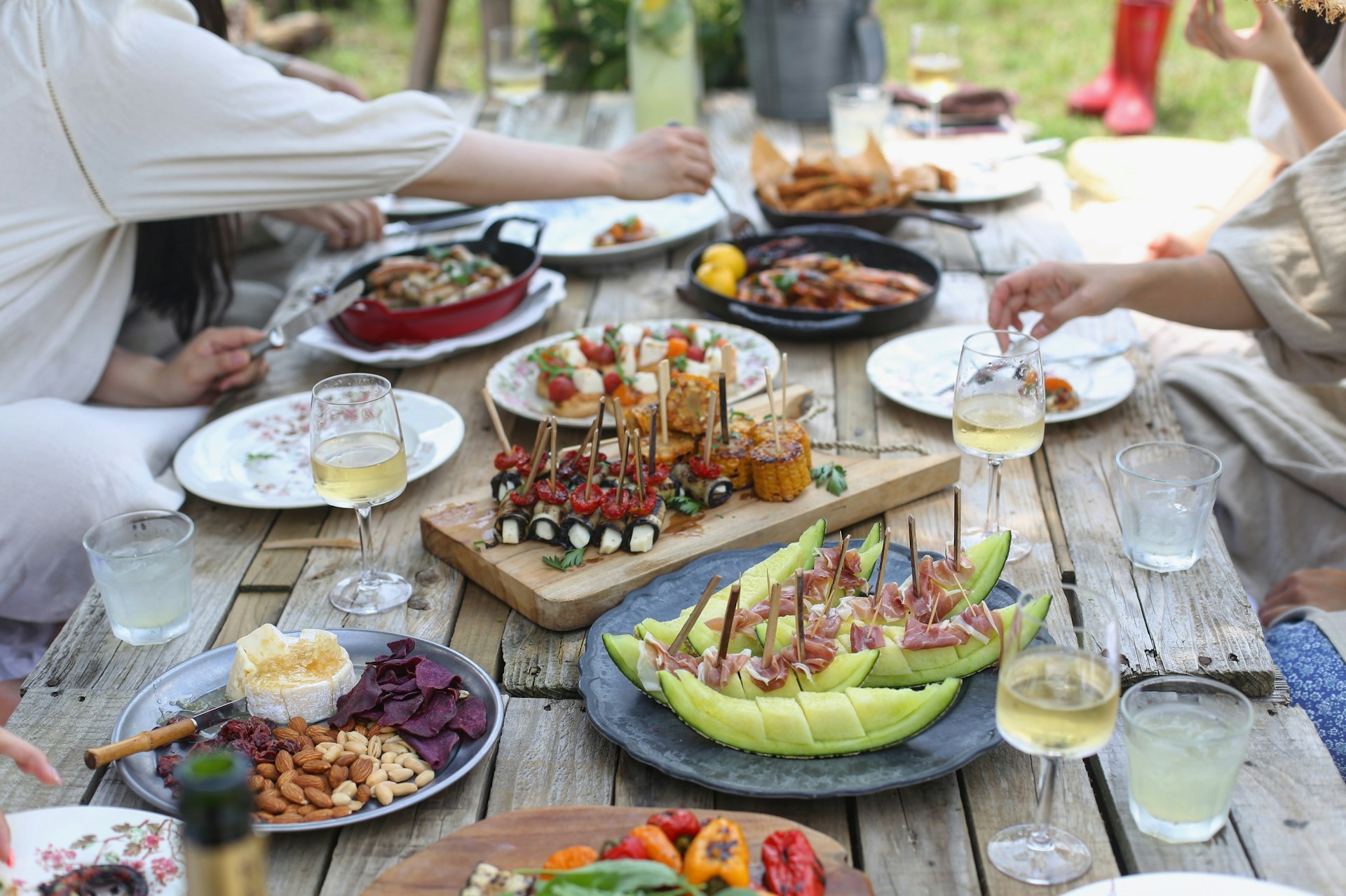 Persone che si godono un pasto abbondante | Fonte: Unsplash