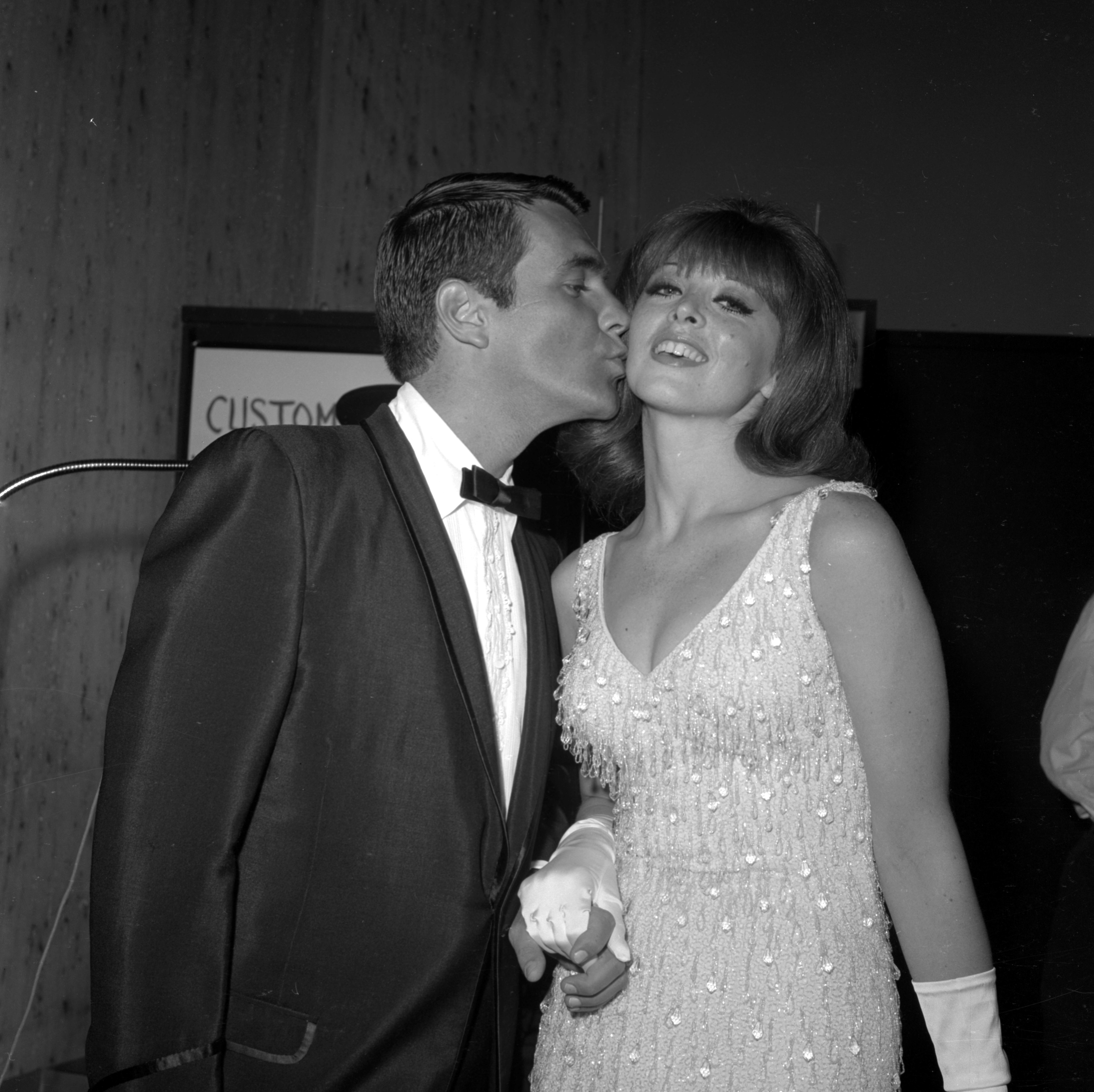 Tina Louise y Les Crane asisten a una fiesta en Los Ángeles, California, hacia 1966 | Fuente: Getty Images