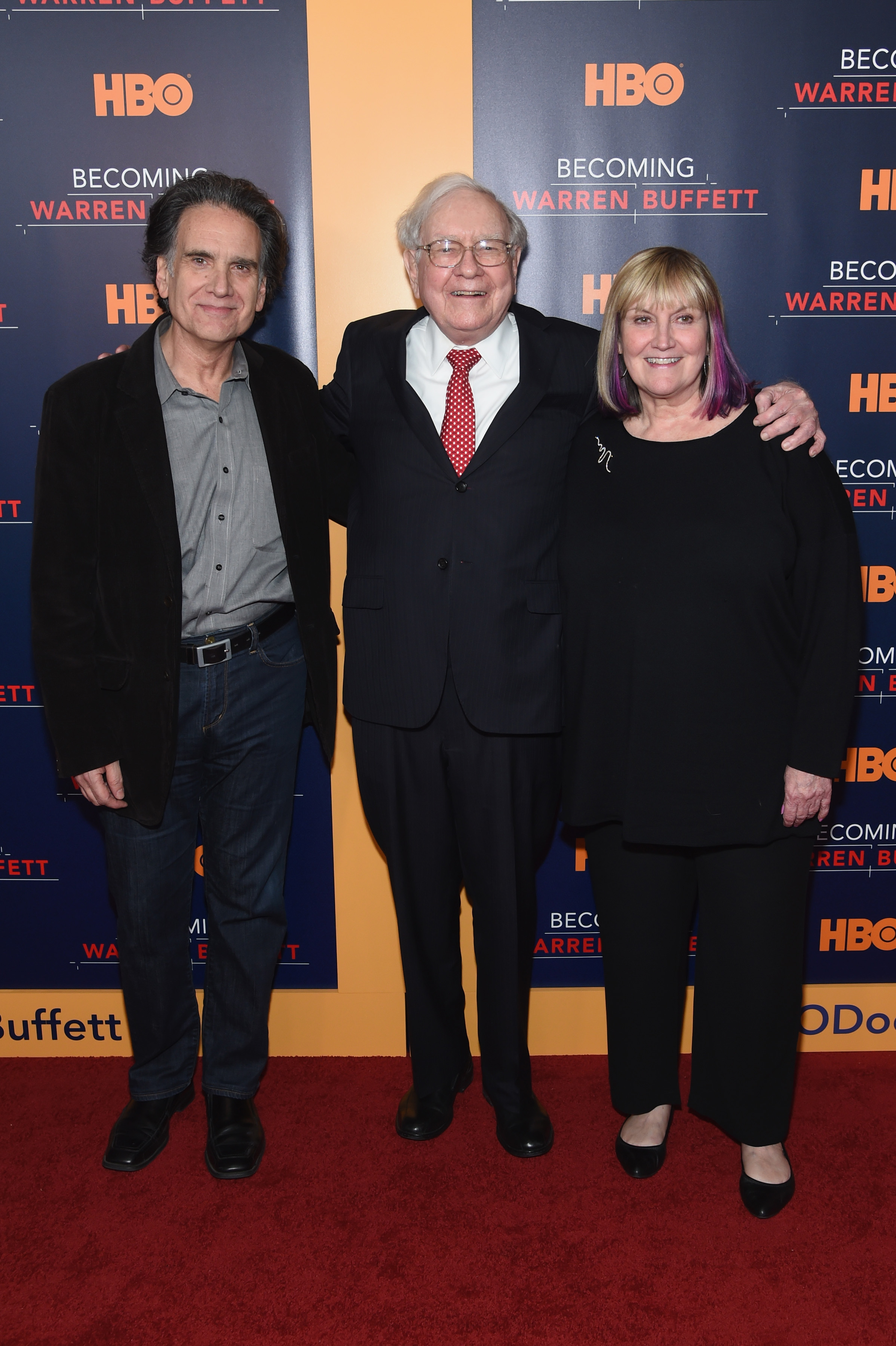 Peter, Warren y Susie Buffett asisten al estreno de "Becoming Warren Buffett" en Nueva York, el 19 de enero de 2017. | Fuente: Getty Images