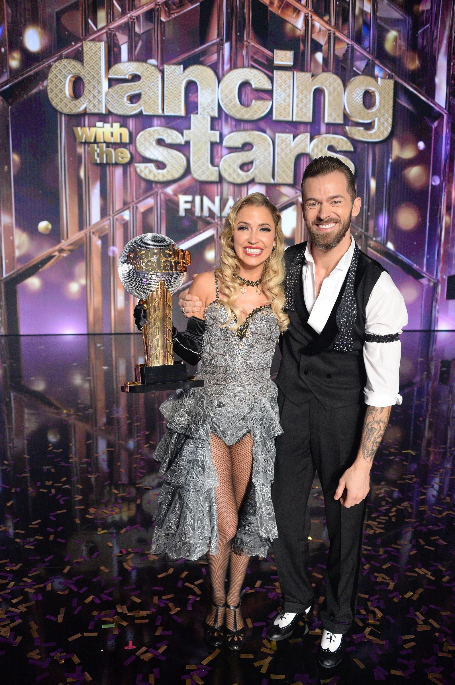 Kaitlyn Bristowe y Artem Chigvintsev en el plató de "Dancing with the Stars", 2020 | Fuente: Getty Images