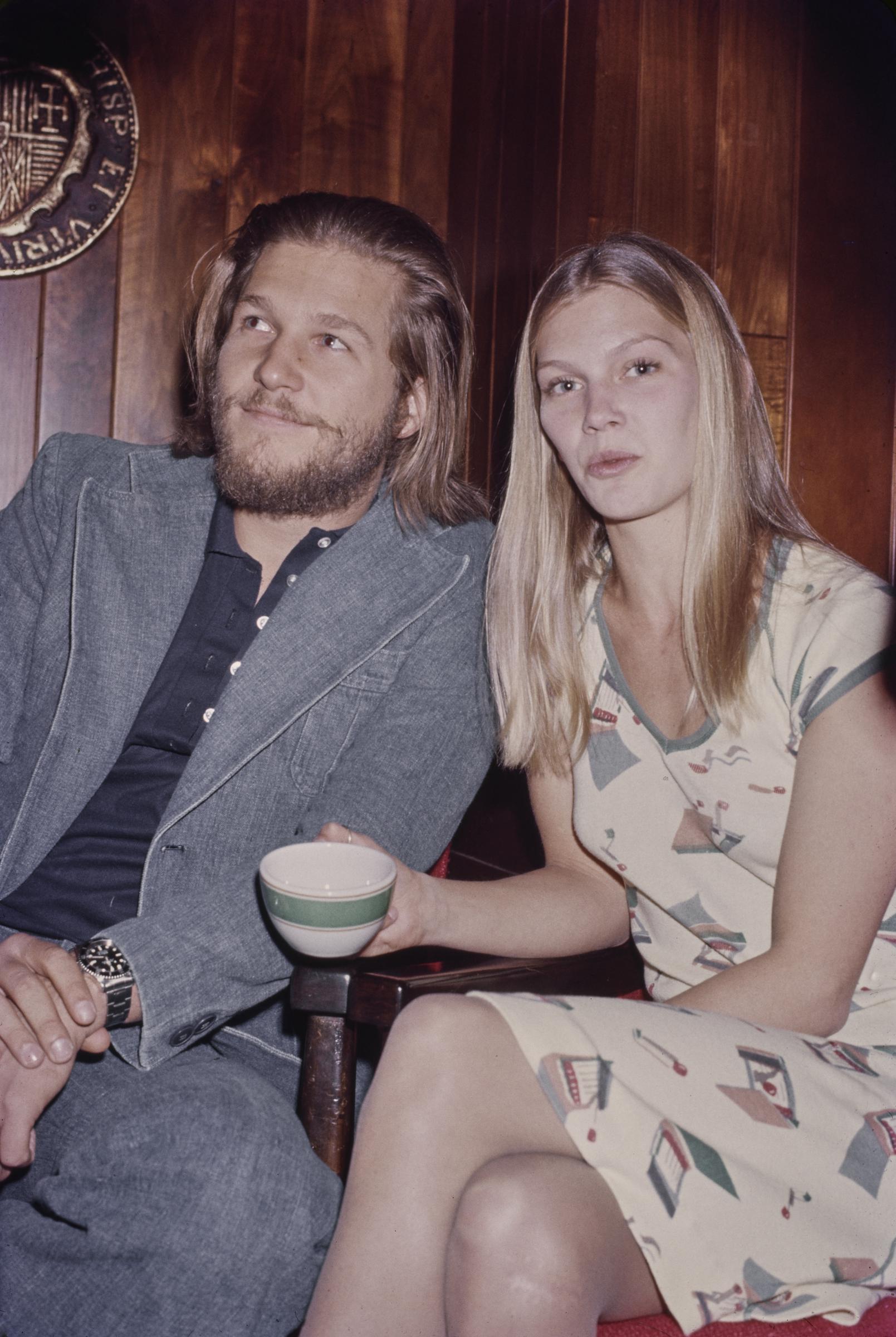 Jeff Bridges y Susan Geston en los Premios Golden Apple en Beverly Hills, California, en diciembre de 1975. | Fuente: Getty Images