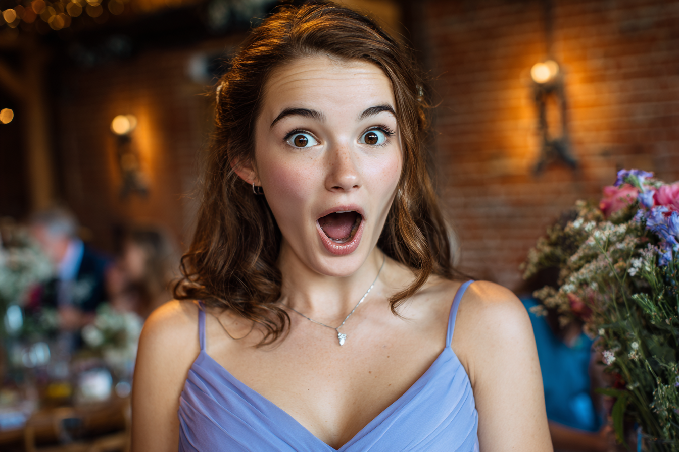 Una joven conmocionada en un banquete de boda | Fuente: Midjourney