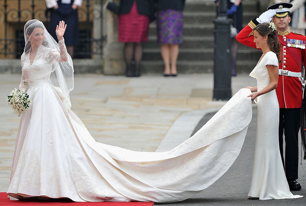 Kate Middleton y su hermana Pippa Middleton antes de entrar a la Abadía de Westminster el 29 de abril de 2011 en Londres. | Foto: Getty Images