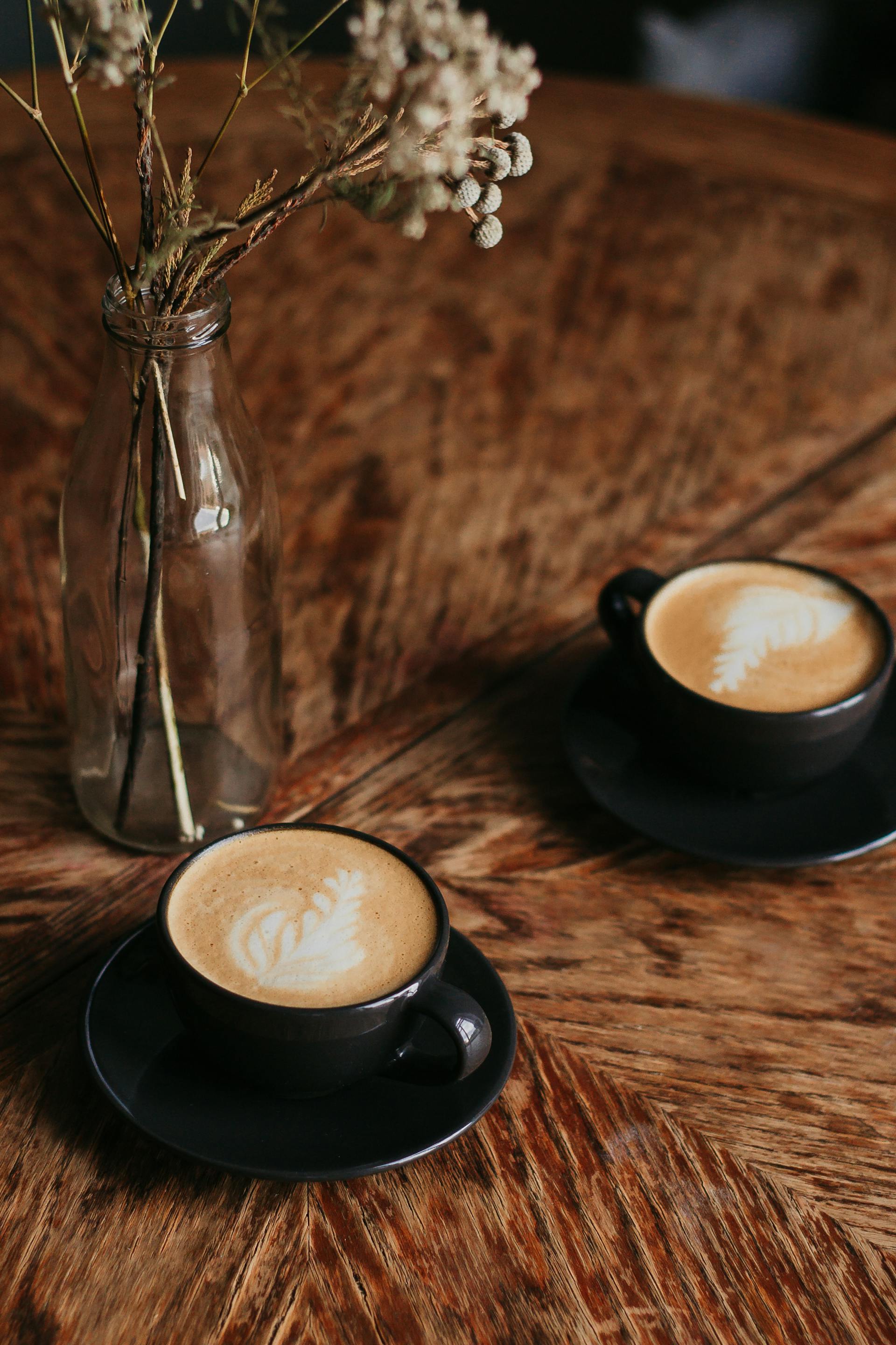 Dos tazas de café sobre una mesa | Fuente: Pexels