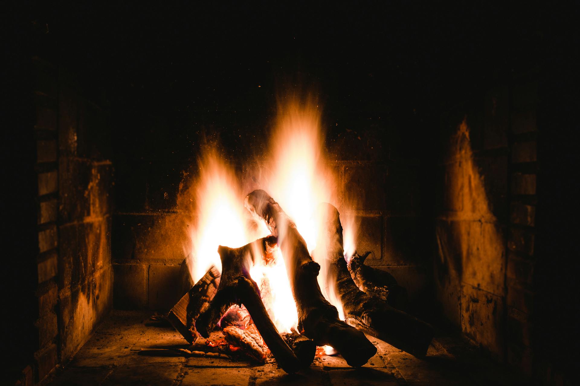 Un fuego en una chimenea | Fuente: Pexels