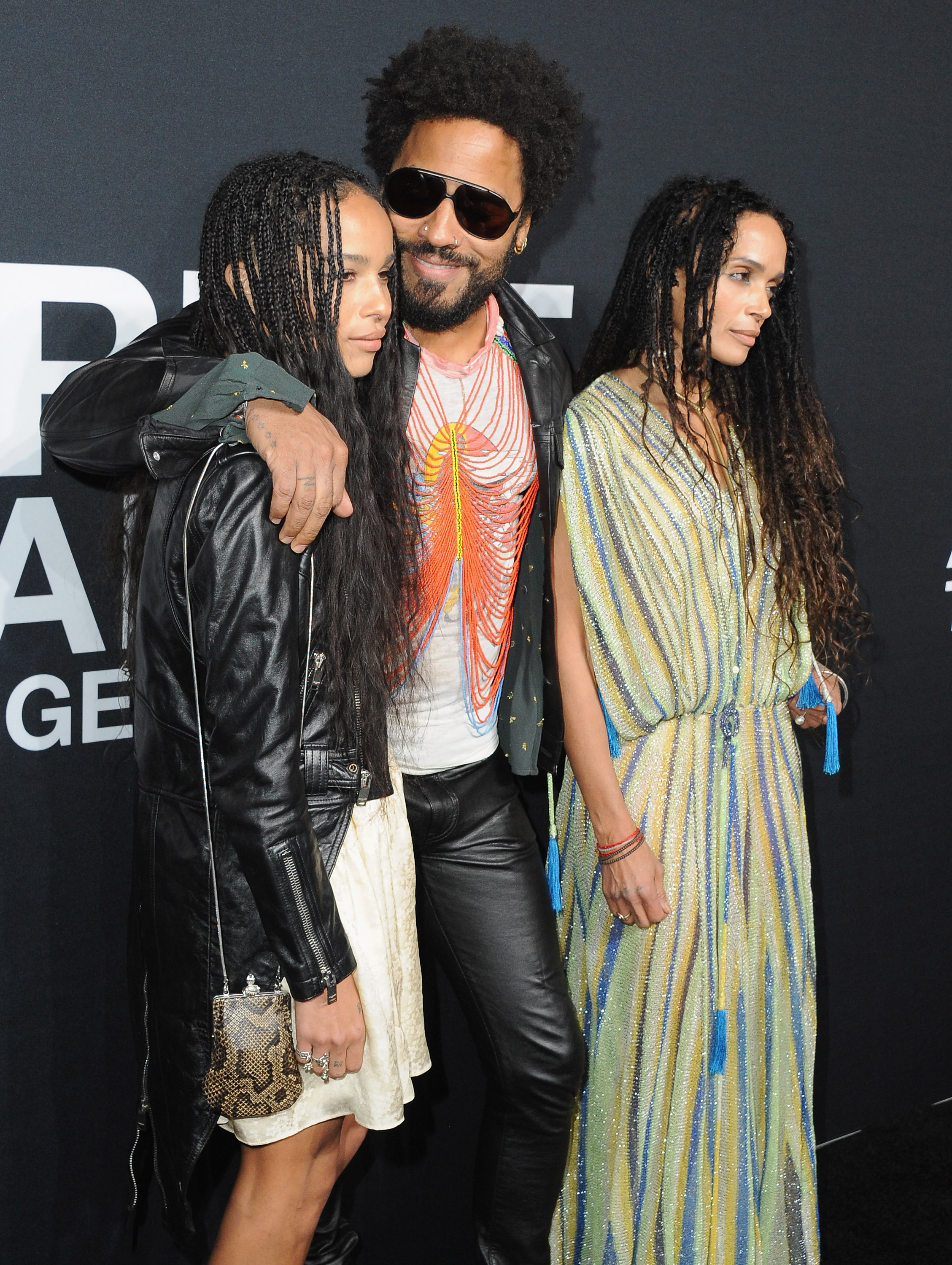Lenny Kravitz y Lisa Bonet acompañaron a su hija Zoë a un evento de moda de Saint Laurent en Los Ángeles en 2015, más de dos décadas después de su divorcio. Más tarde, Lenny describió a Zoë como uno de los mejores regalos de su relación. | Fuente: Getty Images