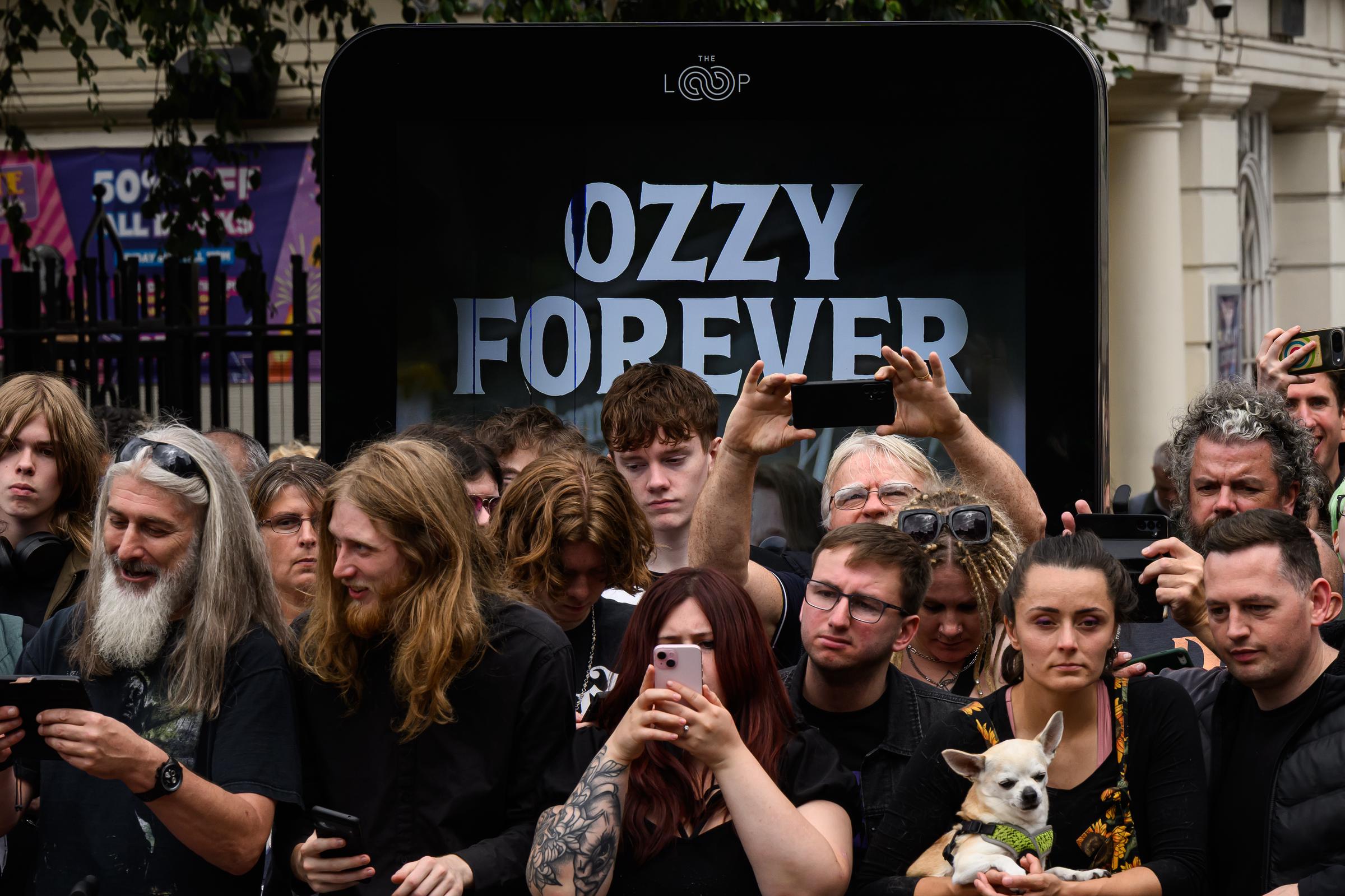 Los fans se reúnen en el puente de Black Sabbath tras la visita de los miembros de la familia Osbourne para ver los homenajes al fallecido Ozzy Osbourne mientras su cortejo fúnebre recorría su ciudad natal, Birmingham, el 30 de julio de 2025 en Birmingham, Inglaterra. | Fuente: Getty Images