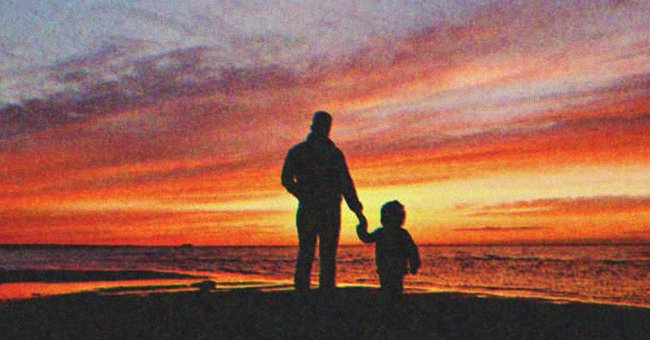 Padre e hijo al atardecer | Fuente: Shutterstock