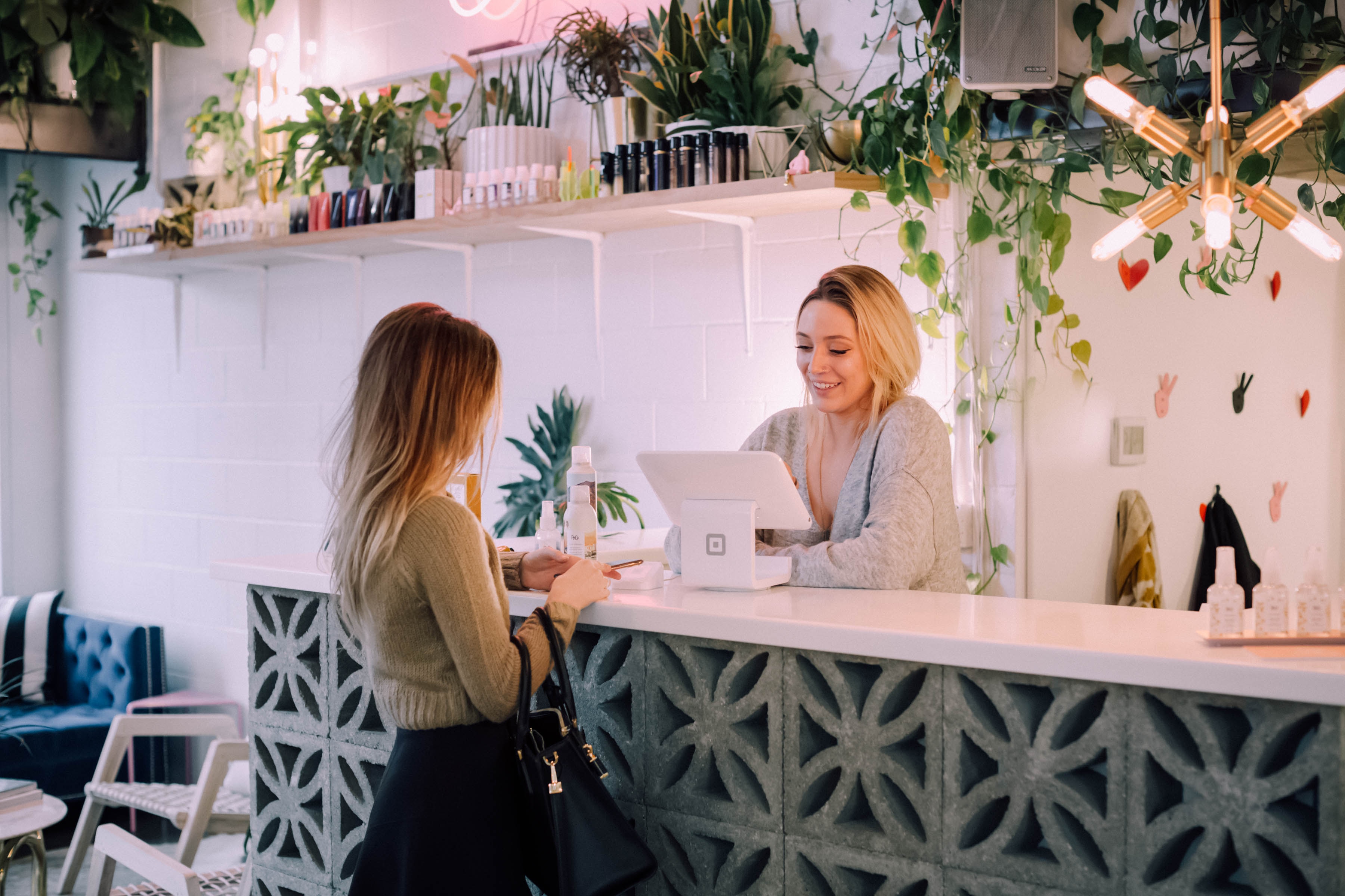 Una cajera atendiendo a un cliente. | Fuente: Pexels