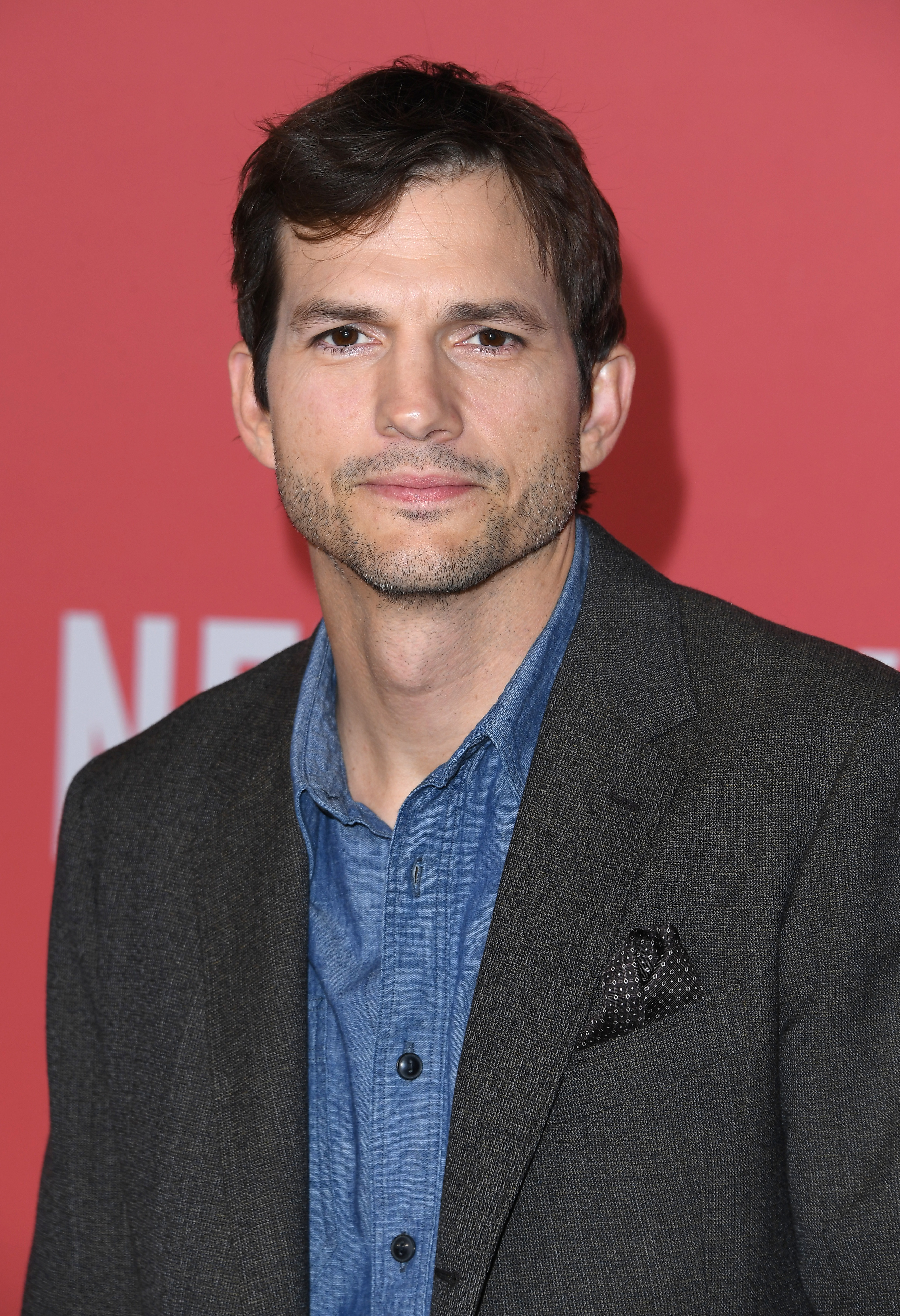 Ashton Kutcher llega al estreno mundial de "Your Place Or Mine" de Netflix en Los Ángeles, California, el 2 de febrero de 2023 | Fuente: Getty Images