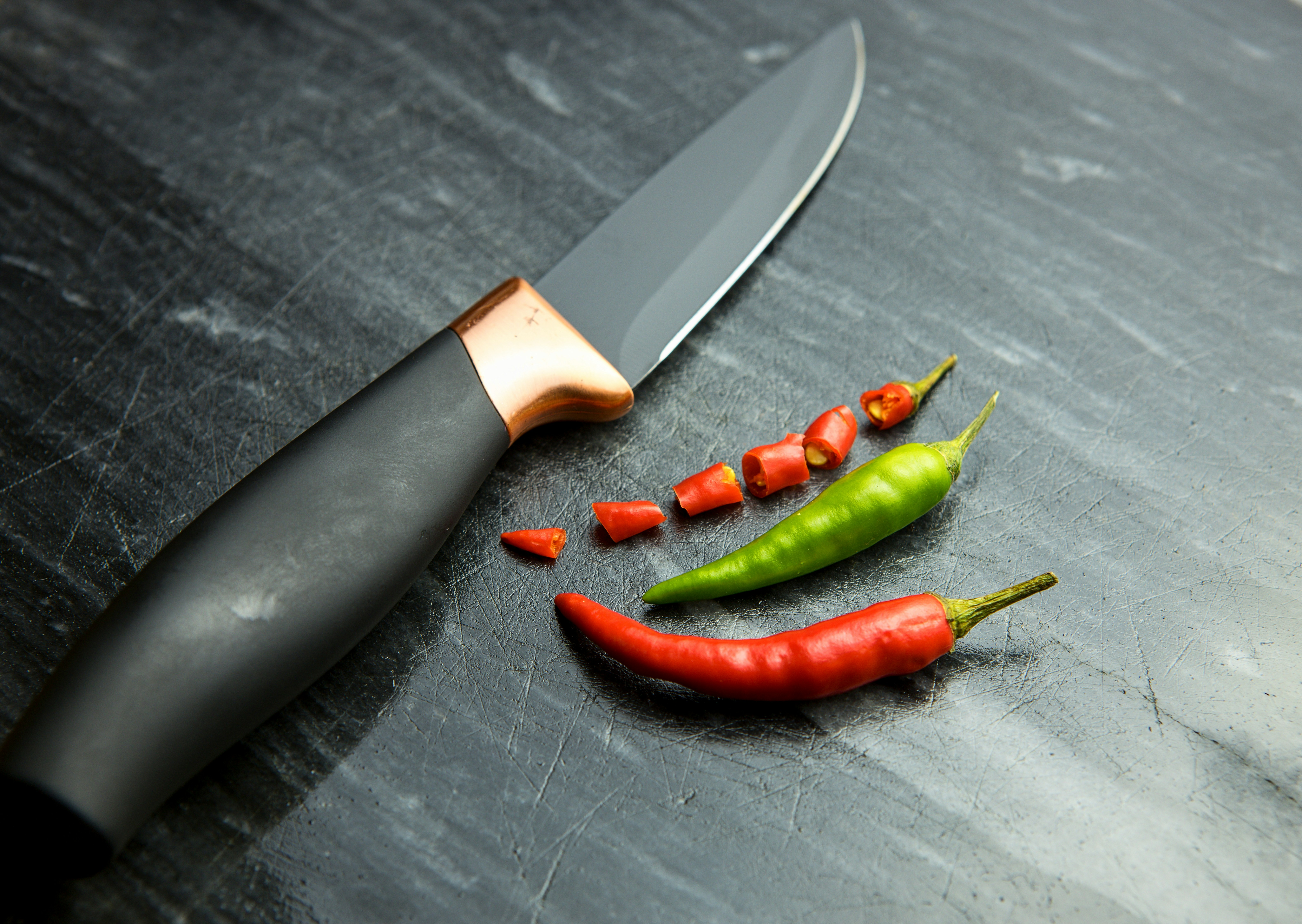 Pimientos en una encimera | Fuente: Unsplash
