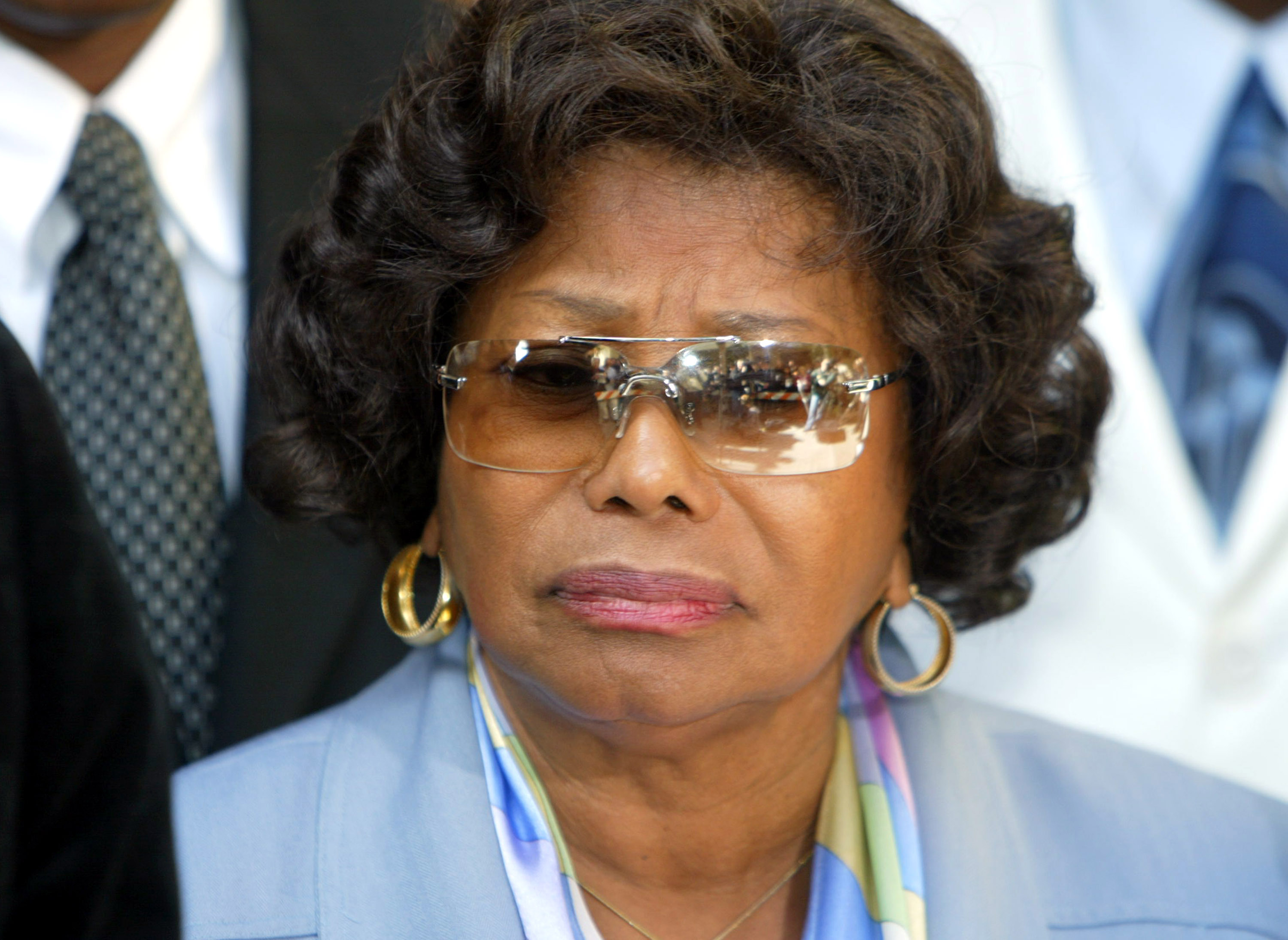 Katherine Jackson sale del juzgado de Santa María el 30 de abril de 2004 | Fuente: Getty Images