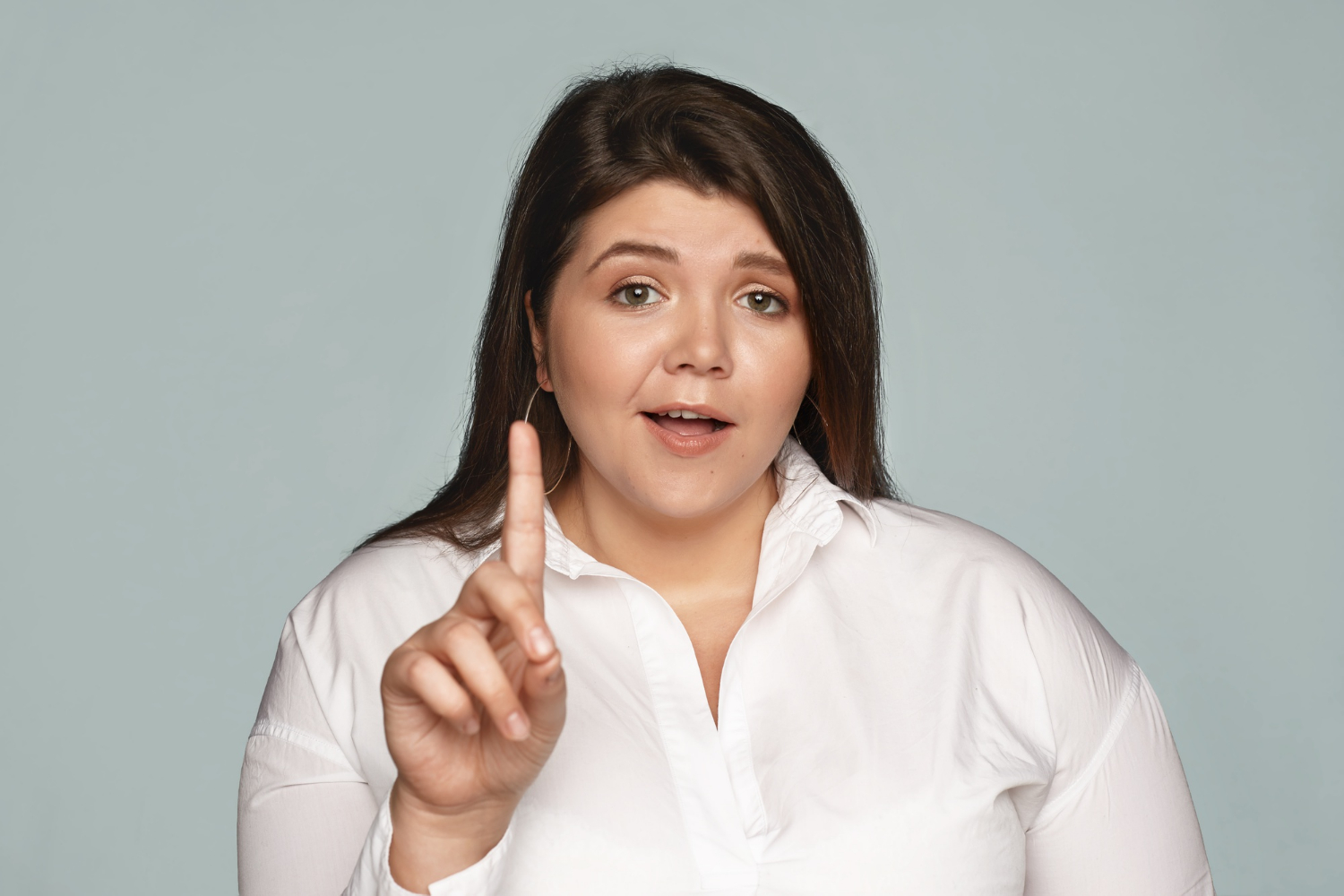 Una mujer gesticulando con el dedo a alguien | Fuente: Freepik