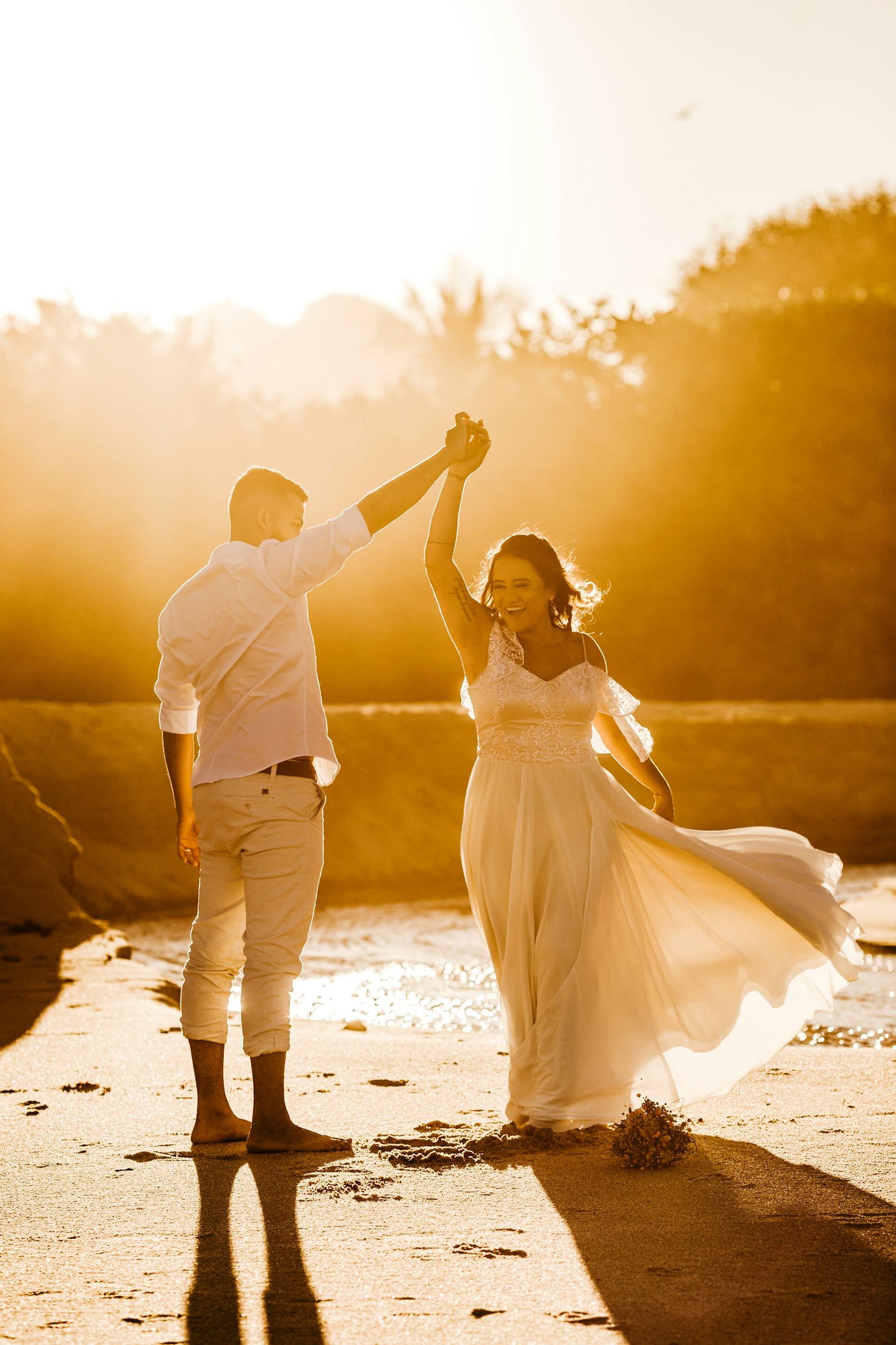 Una pareja de recién casados en la playa | Fuente: Pexels