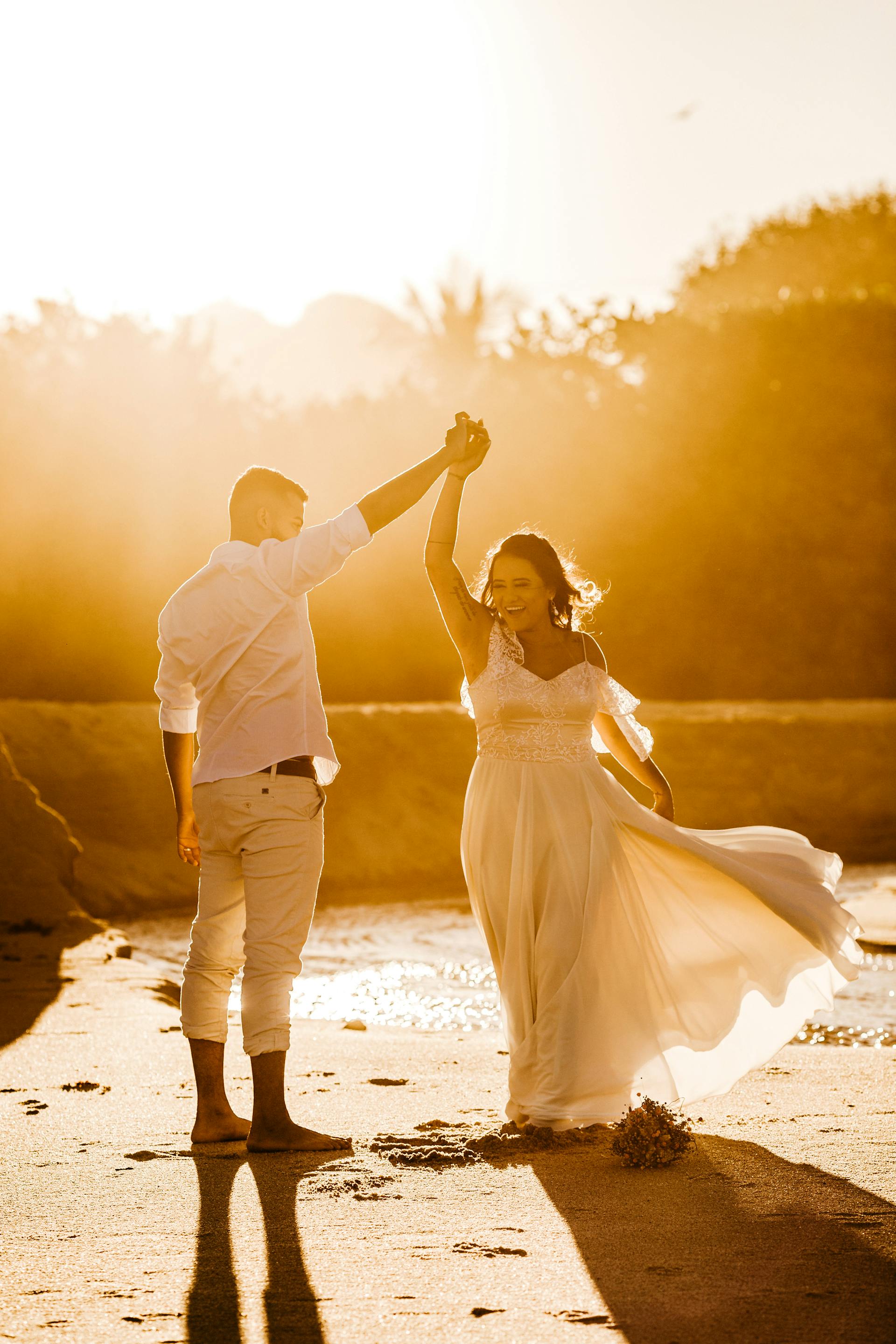 Pareja de recién casados en la playa | Foto: Pexels