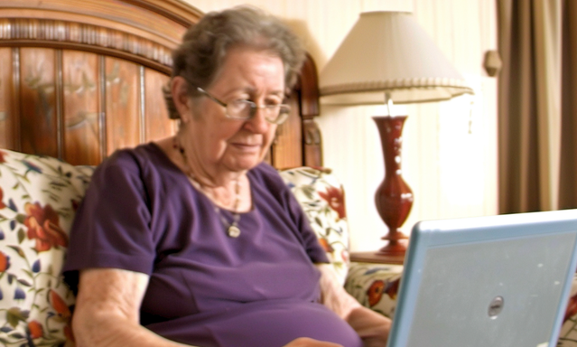 Una anciana trabaja con un portátil | Fuente: AmoMama