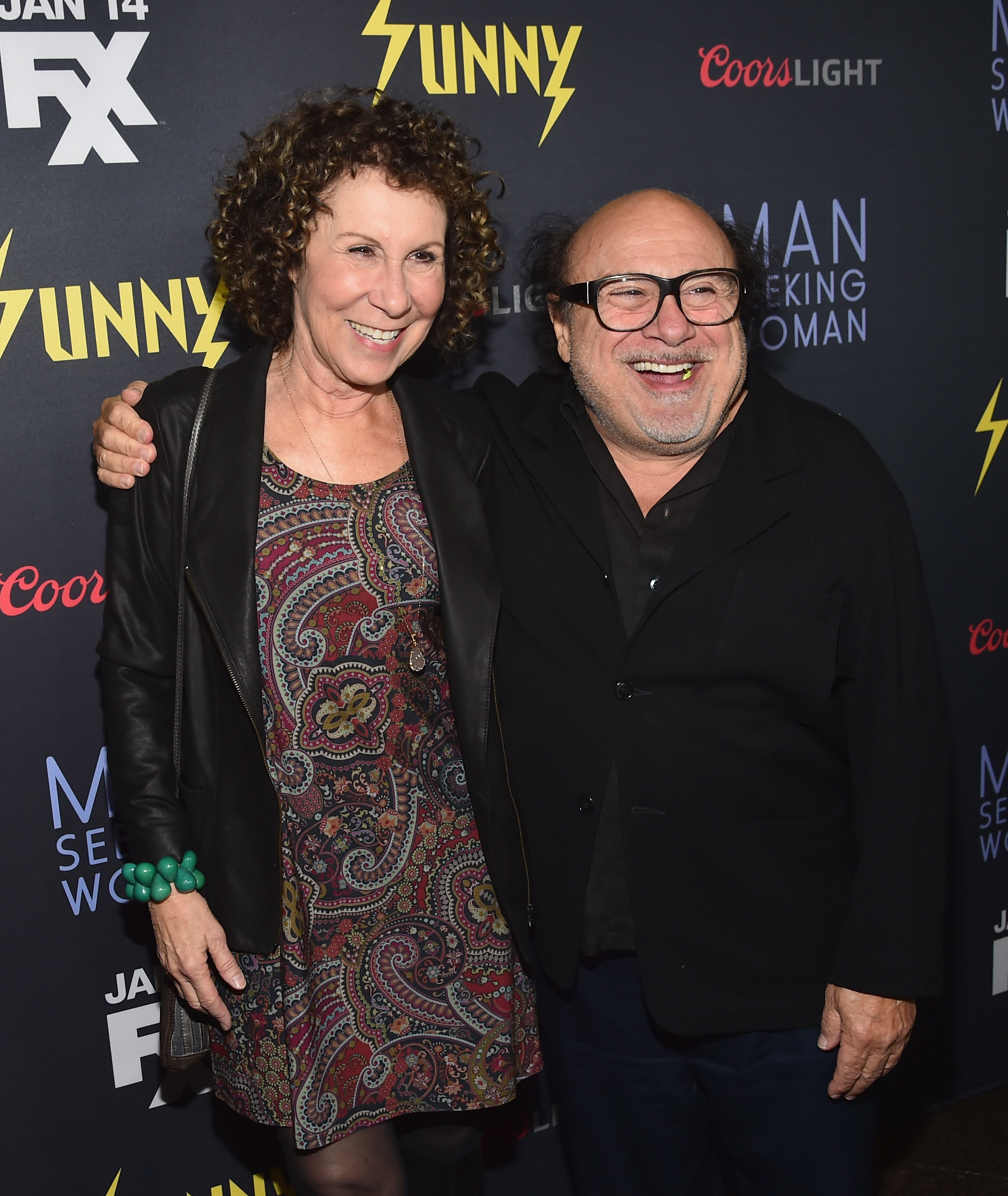 Rhea Perlman y Danny DeVito en el estreno de "Man Seeking Woman" en Los Ángeles, California, el 13 de enero de 2015 | Fuente: Getty Images