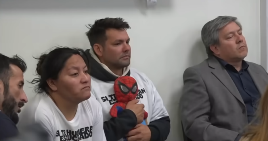 Luis, padre de Ángel, junto a su pareja y representantes legales. | Fuente: Youtube/América Tv,