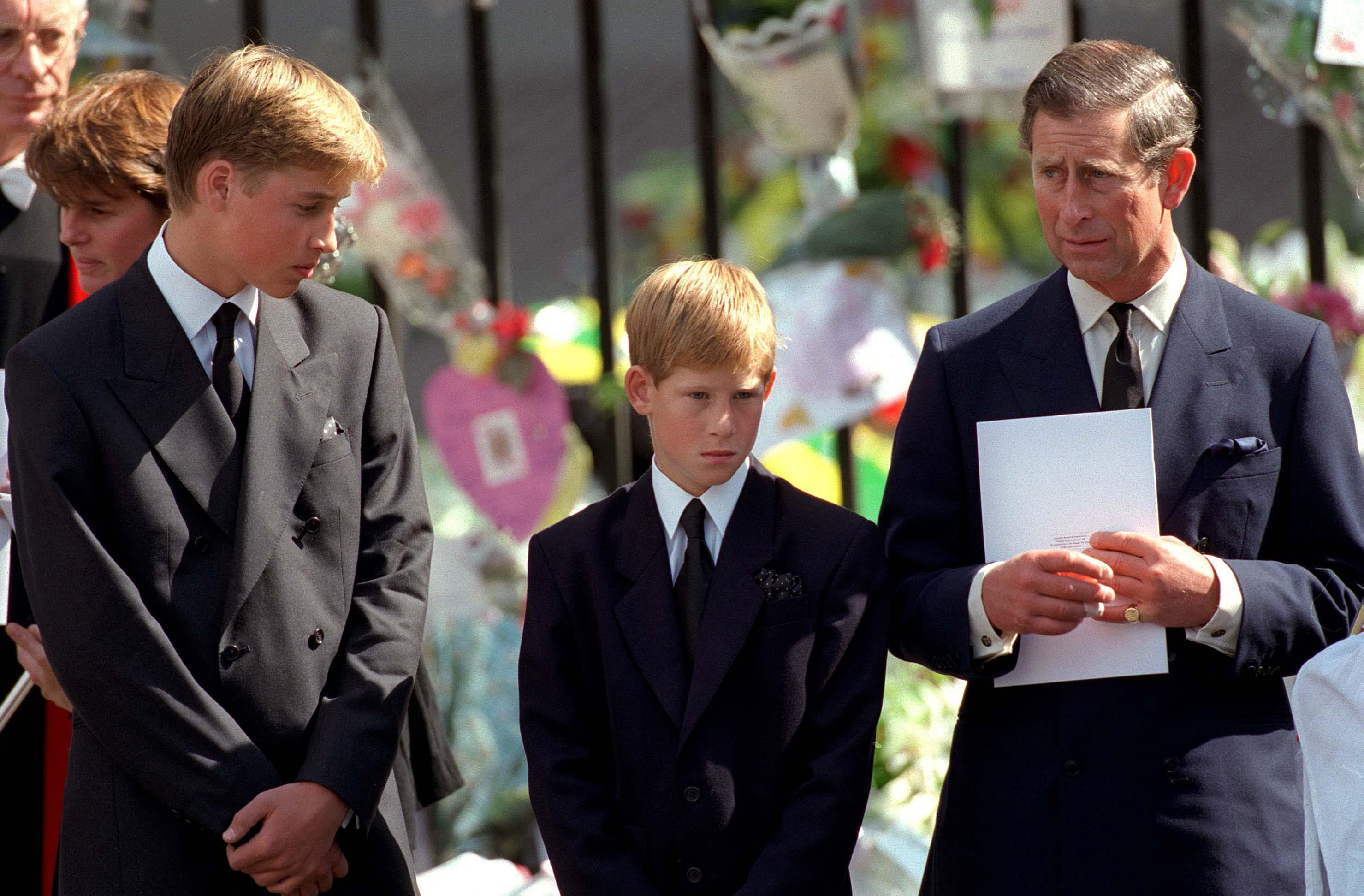 El príncipe William, el príncipe Harry y el Rey Charles III en el funeral de la princesa Diana en Londres, Inglaterra, el 6 de septiembre de 1997 | Foto: Getty Images