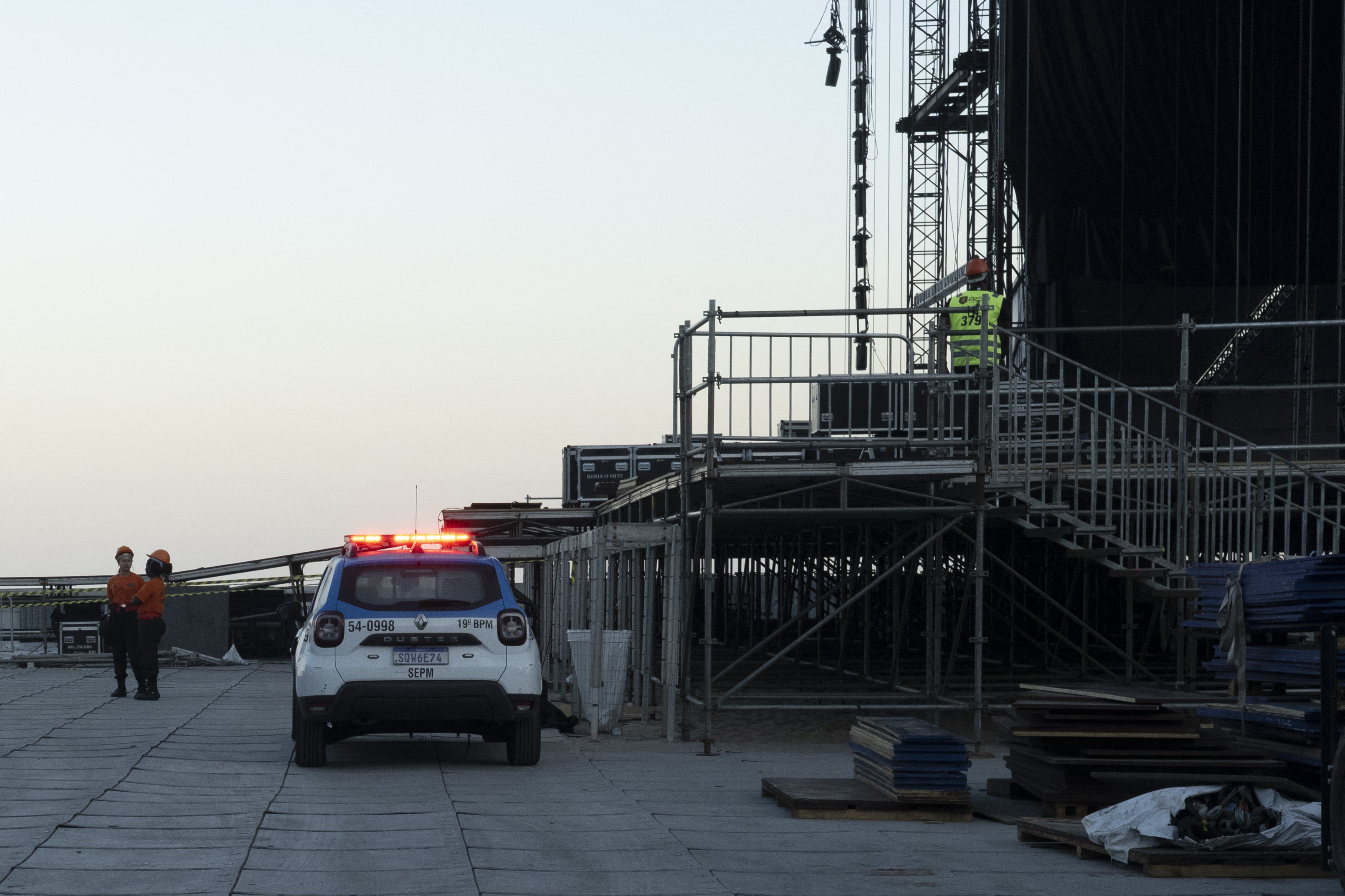 Un coche de policía frente al escenario que se está montando para la cantante colombiana Shakira en la playa de Copacabana, en Río de Janeiro (Brasil), el 26 de abril de 2026. | Fuente: Getty Images.