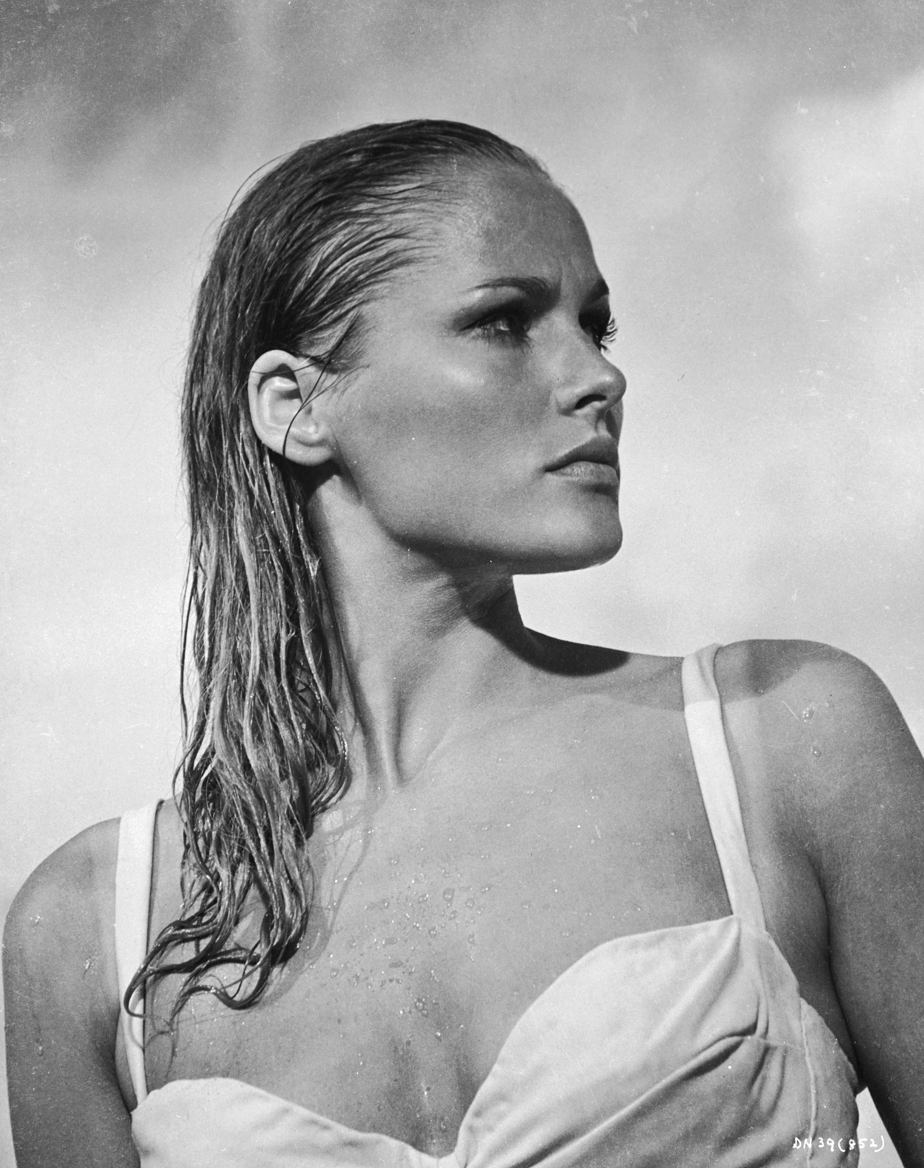 Ursula Andress como Honey Ryder en una escena de la primera película de James Bond "Dr No", en 1962. | Fuente: Getty Images