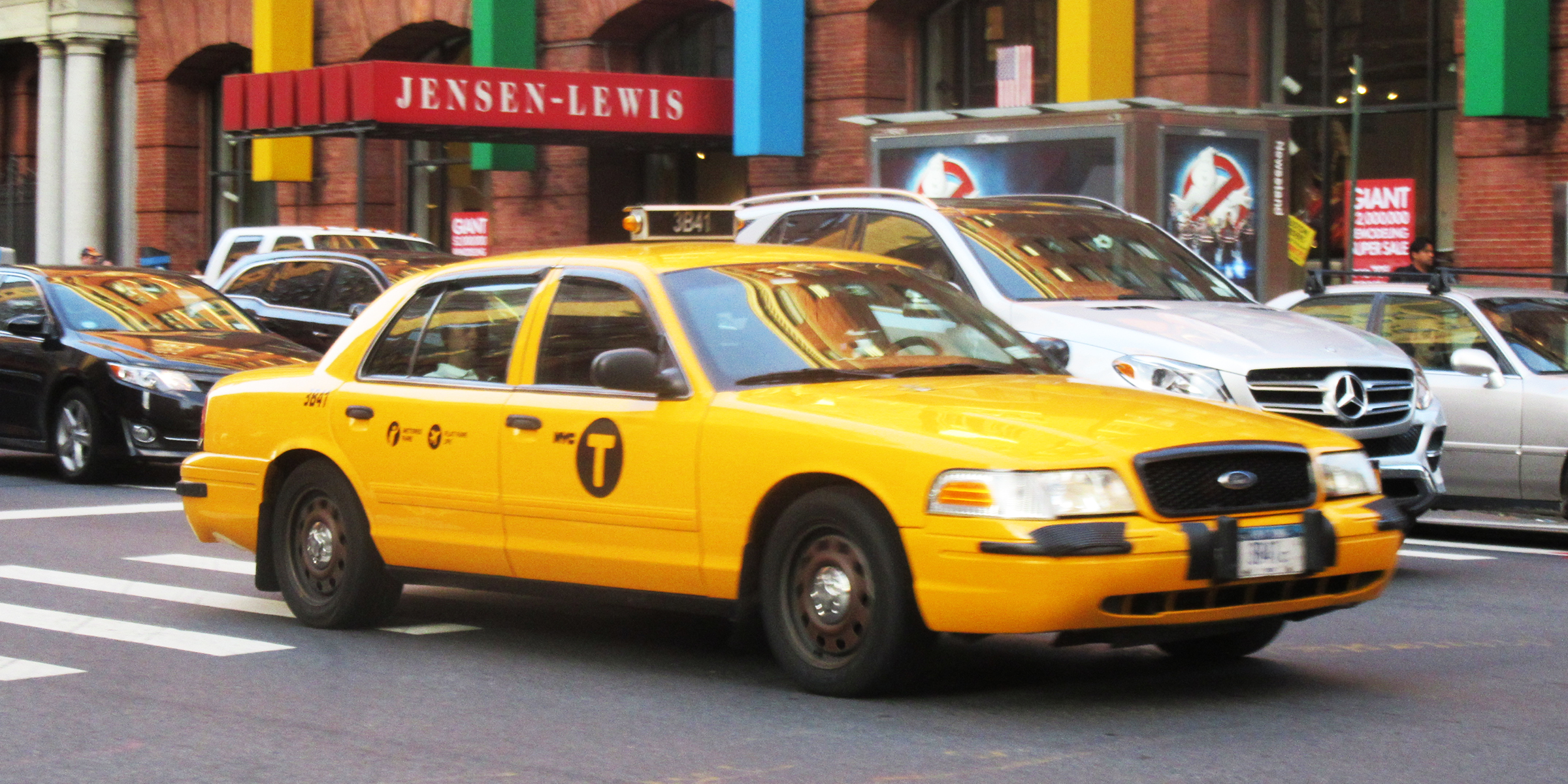 Un taxi en la carretera | Fuente: Flickr/JLaw45 (CC BY 2.0)